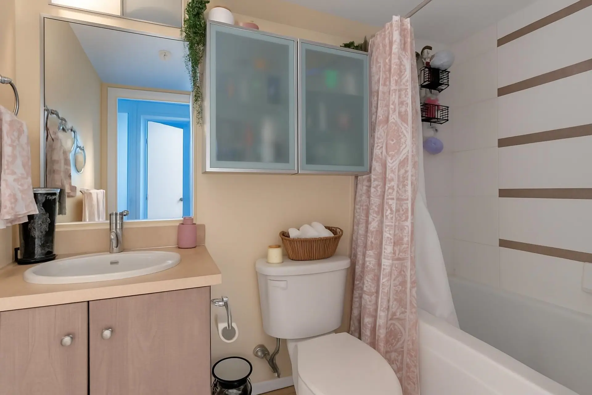 #2704 909 Mainland Street - Image 10