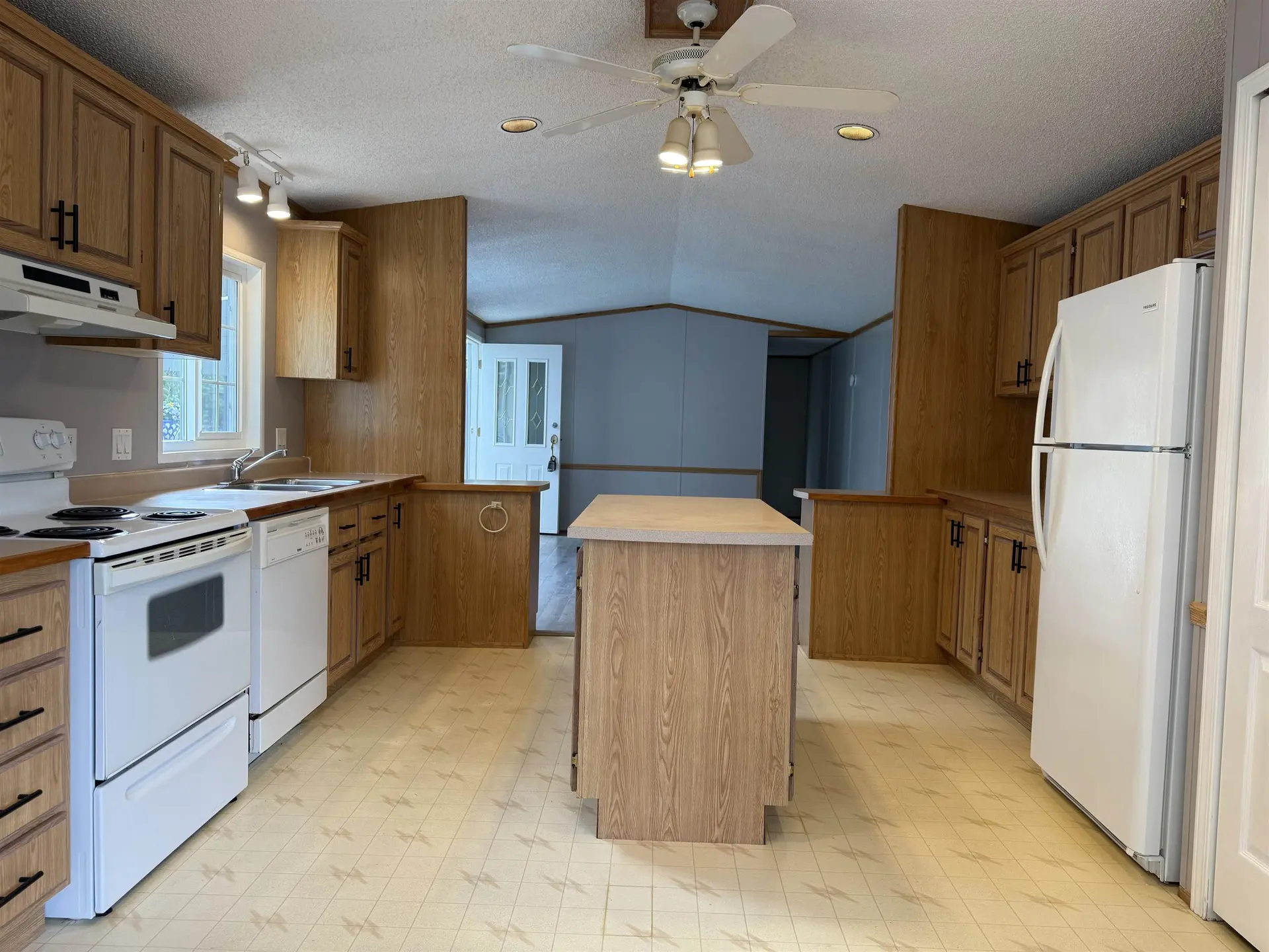 #96 1413 Sunshine Coast Highway - Image 12