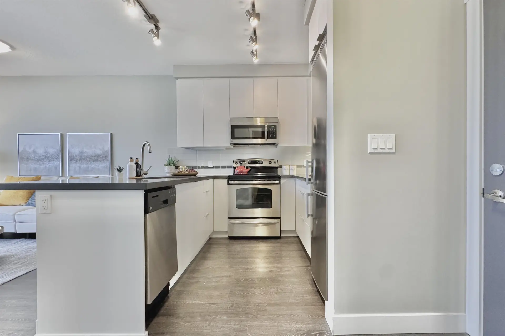 #1103 9025 Highland Court - Image 4