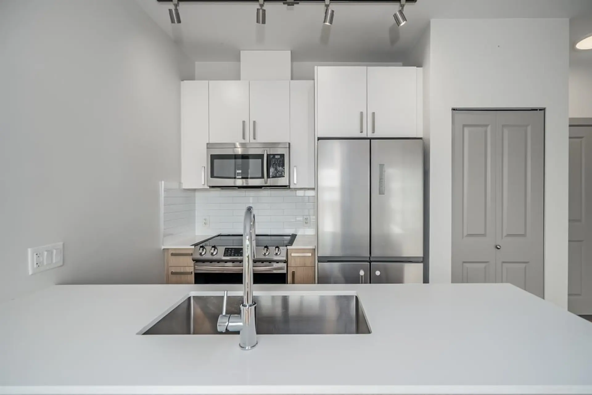 #411 6968 Royal Oak Avenue - Image 15