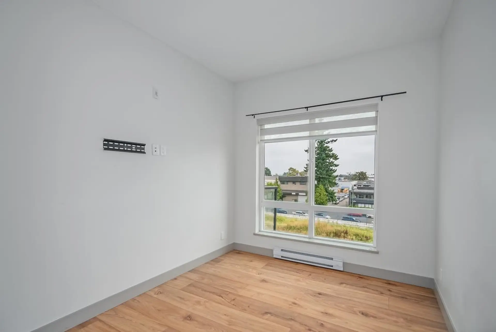 #411 6968 Royal Oak Avenue - Image 10