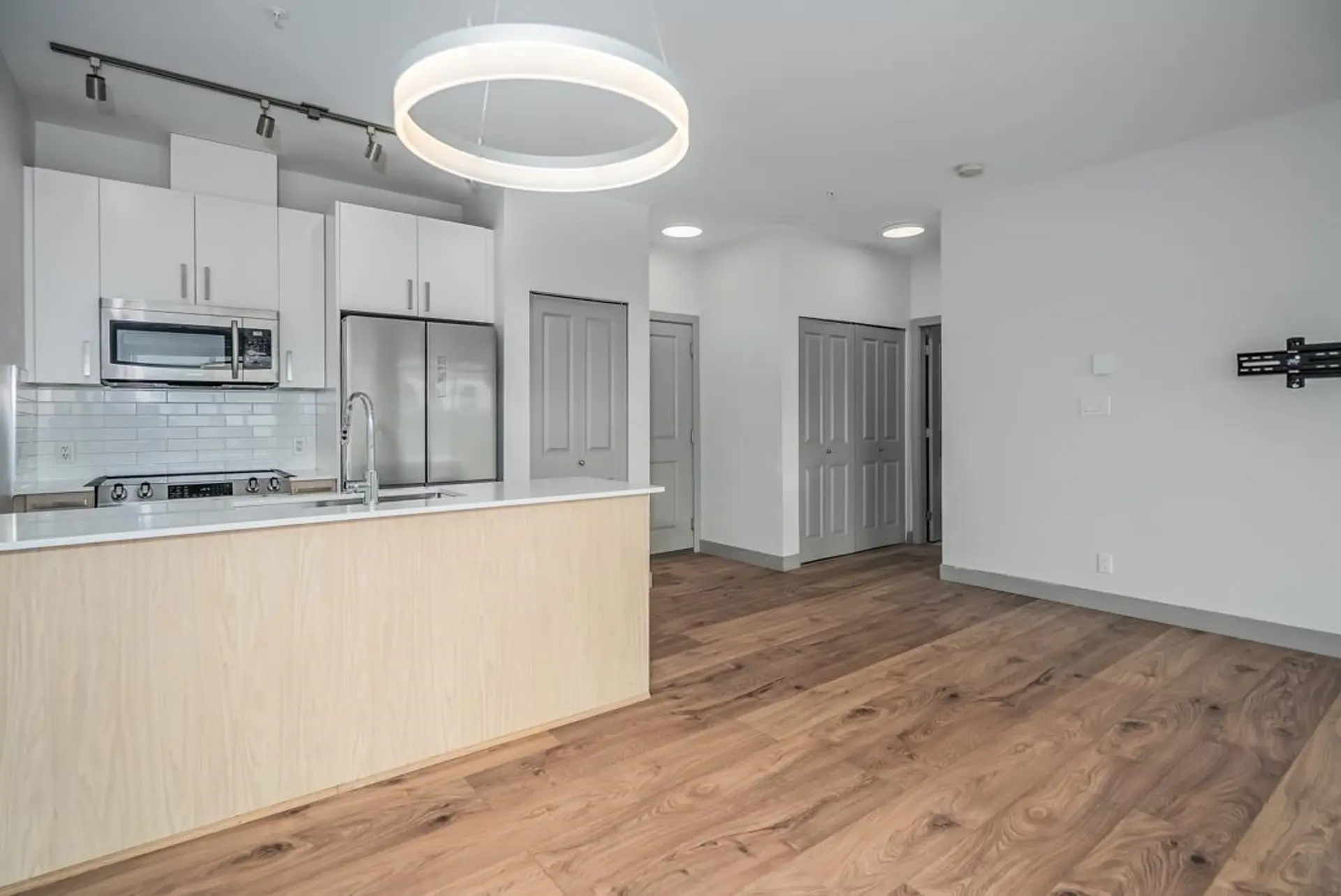 #411 6968 Royal Oak Avenue - Image 14