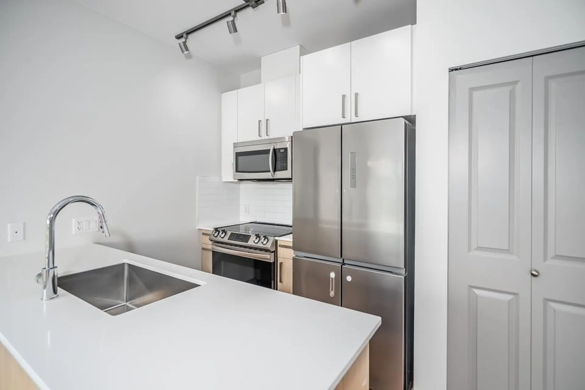 #411 6968 Royal Oak Avenue - Image 8