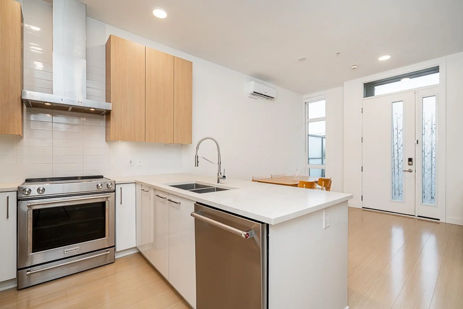 5413 Lougheed Hwy - Image 13