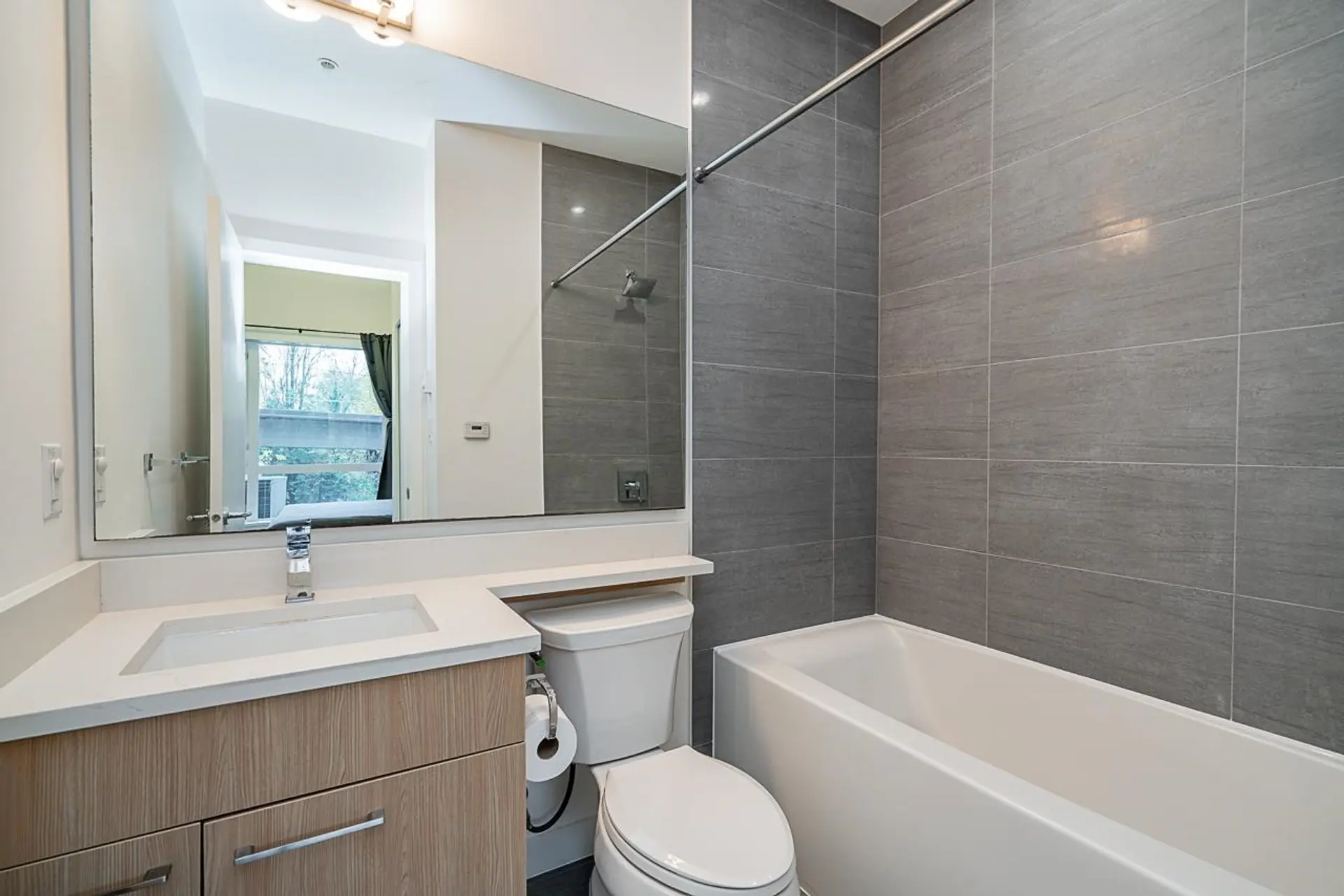 5413 Lougheed Hwy - Image 15