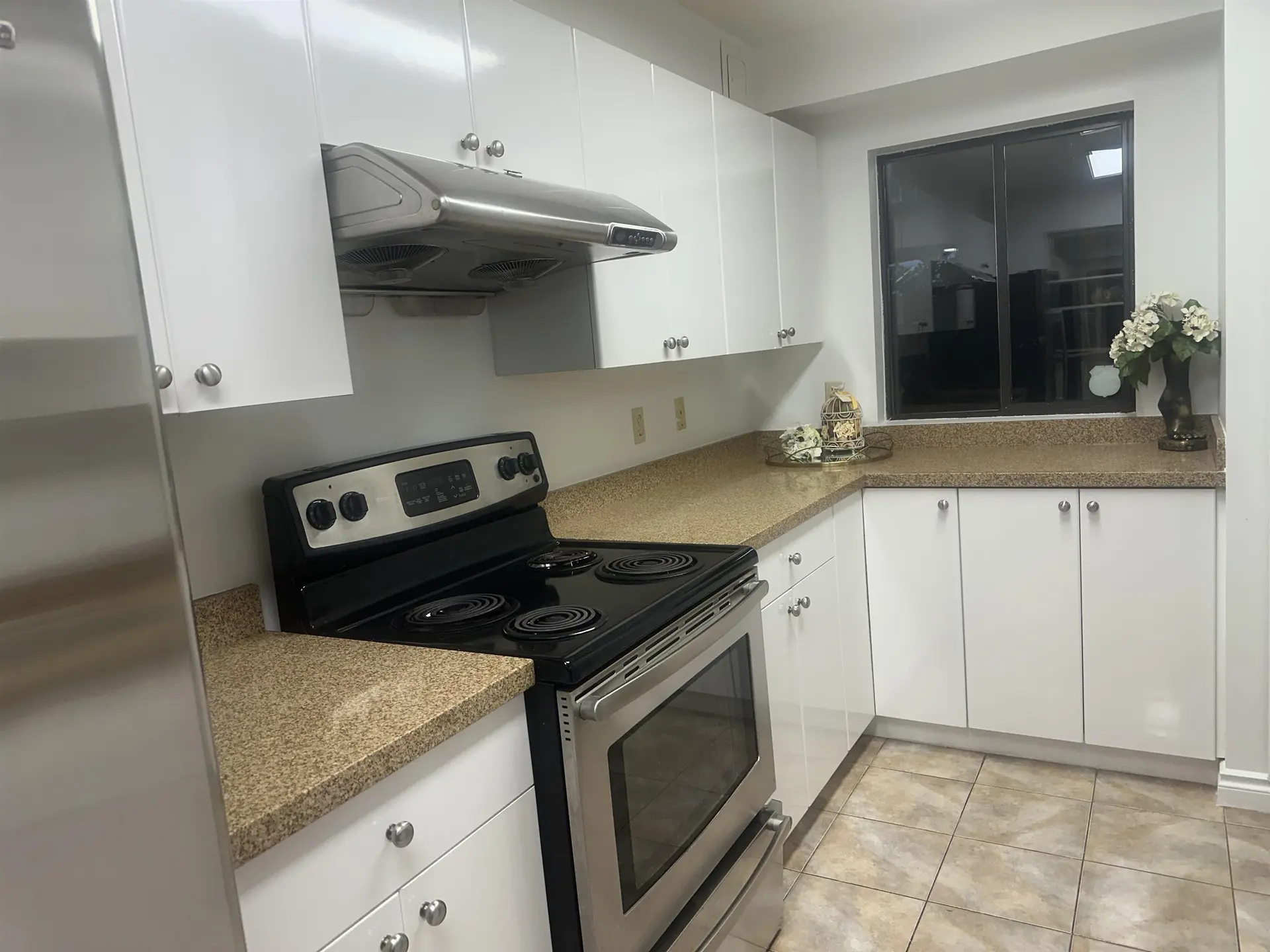 #207 1080 Broughton Street - Image 2