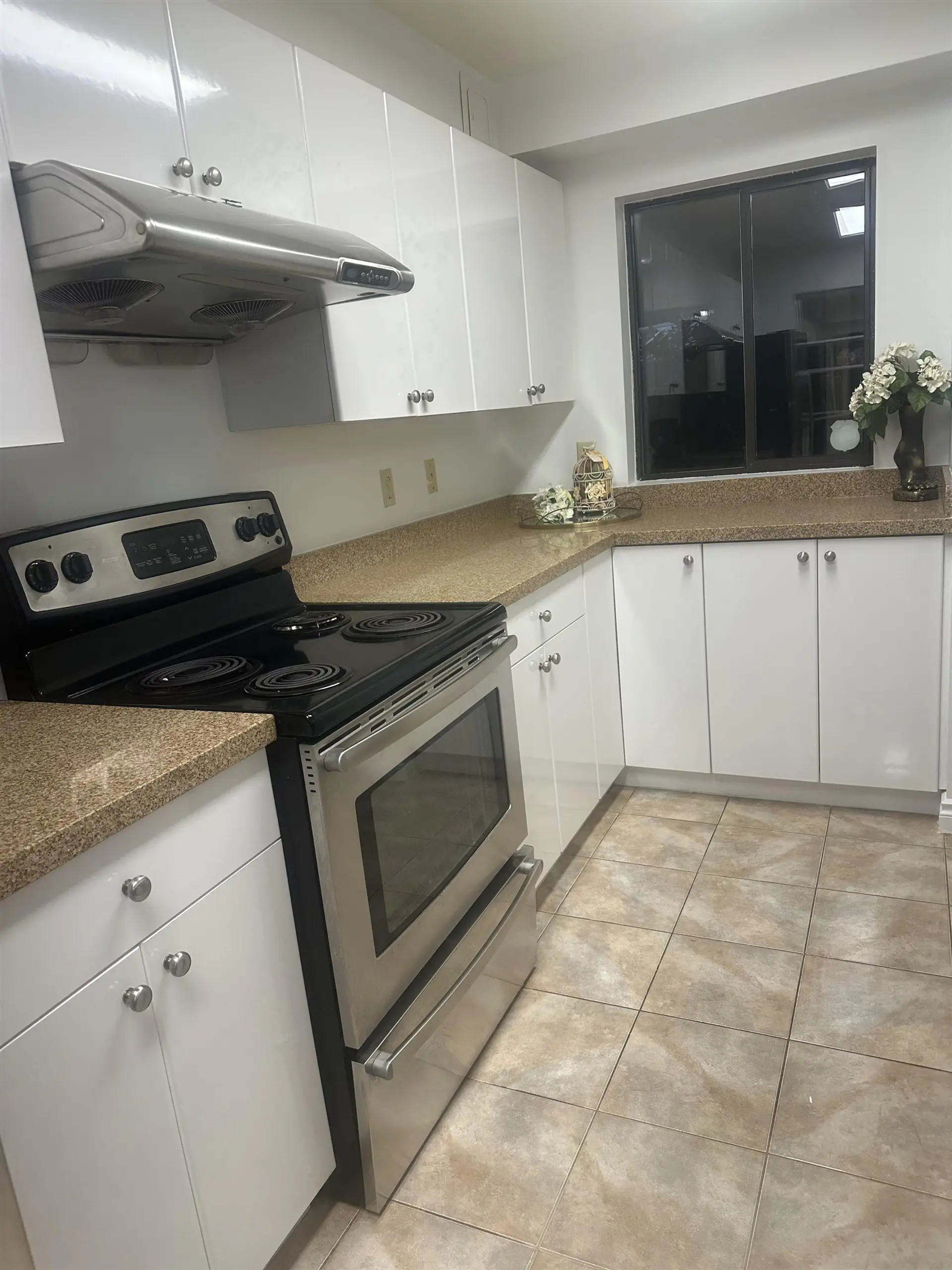 #207 1080 Broughton Street - Image 3