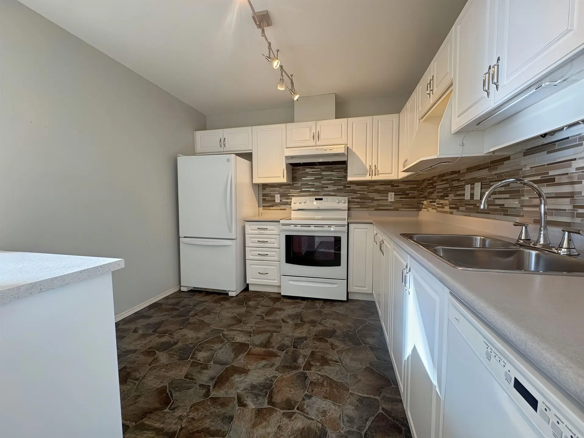 #404 45520 Knight Road - Image 12
