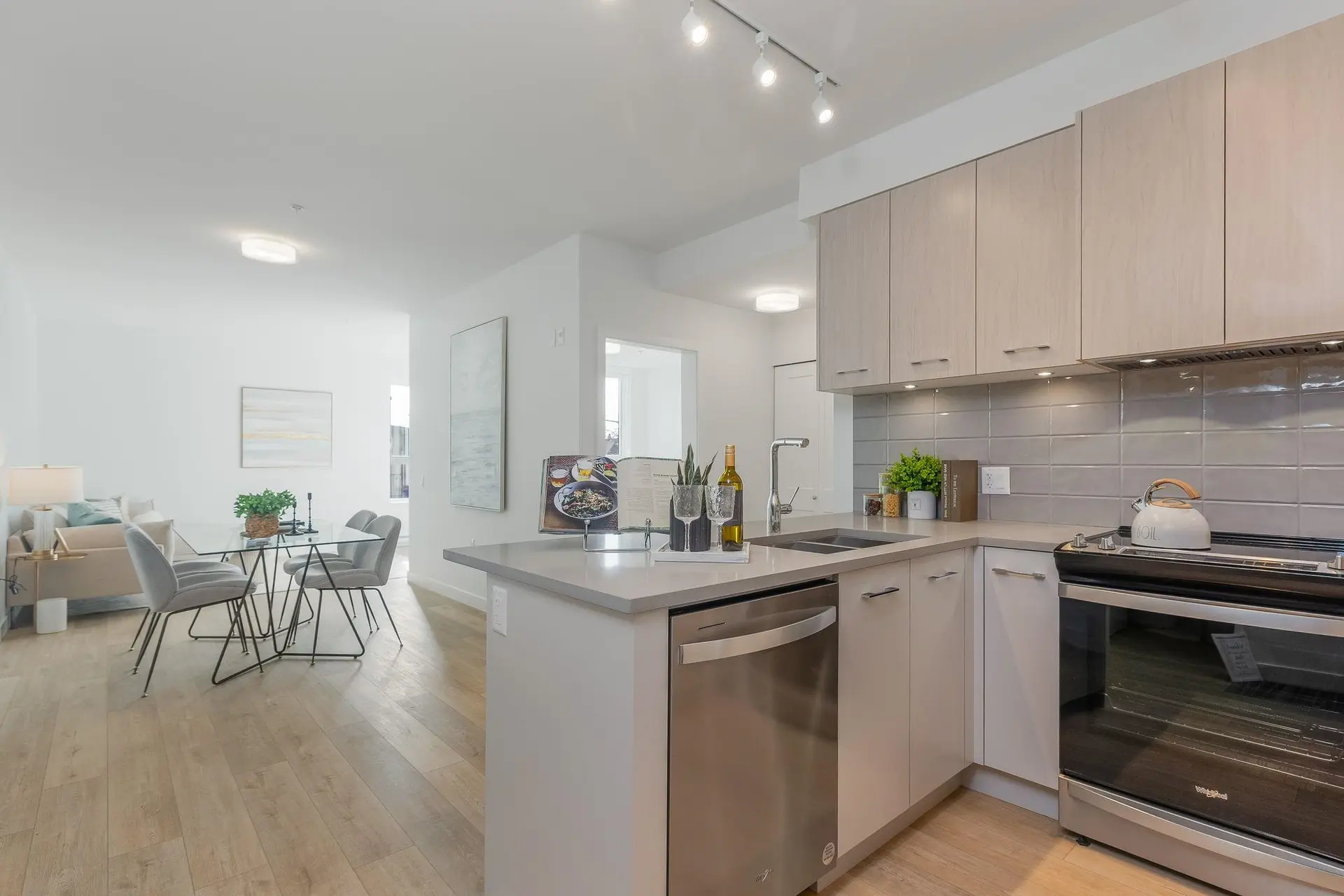 #303 4933 Clarendon Street - Image 6