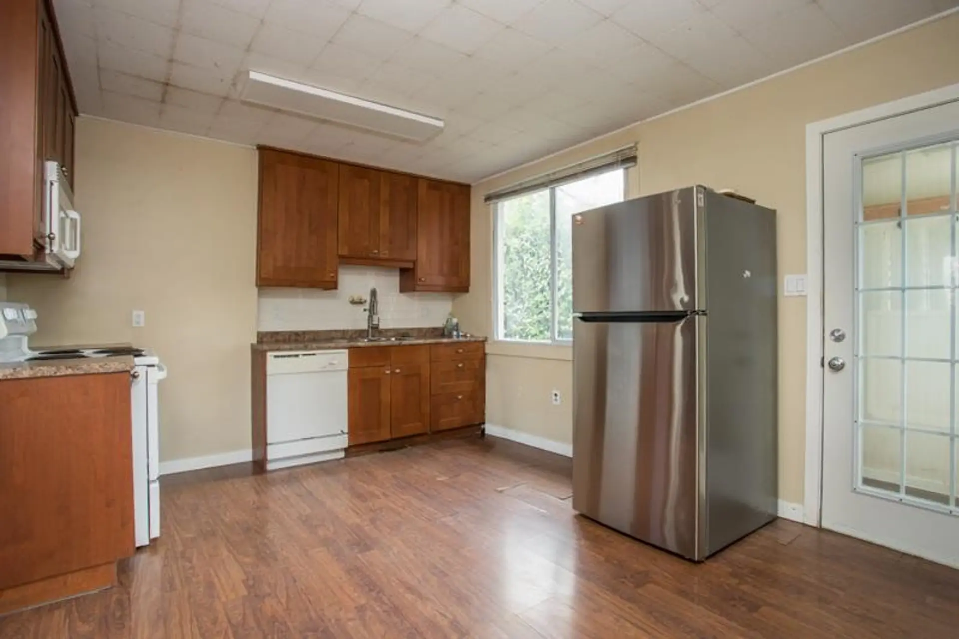 1700 Wellington Crescent - Image 2