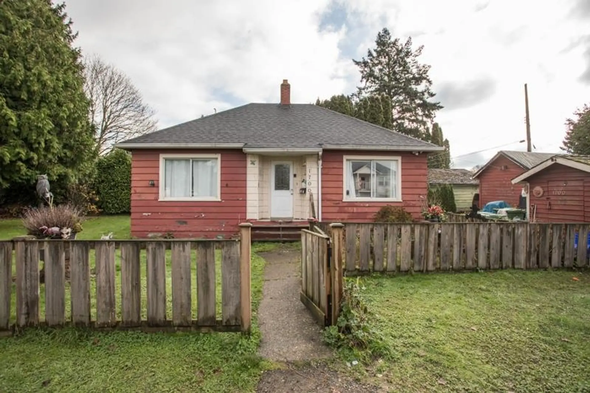 1700 Wellington Crescent - Image 1