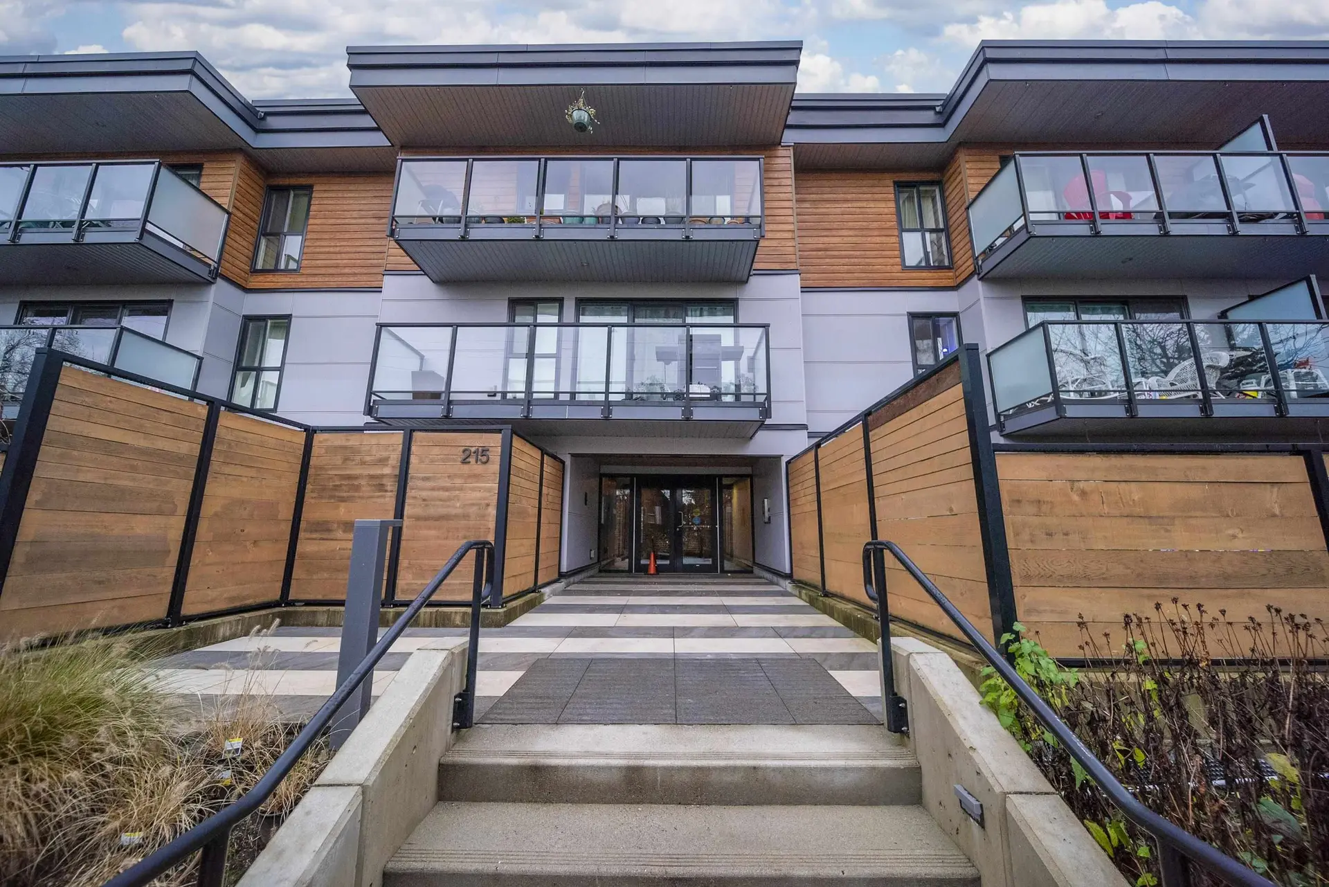 #205 215 Mowat Street - Image 2