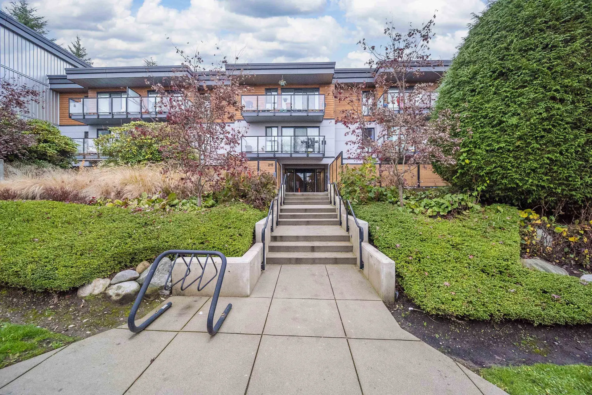#205 215 Mowat Street - Image 1