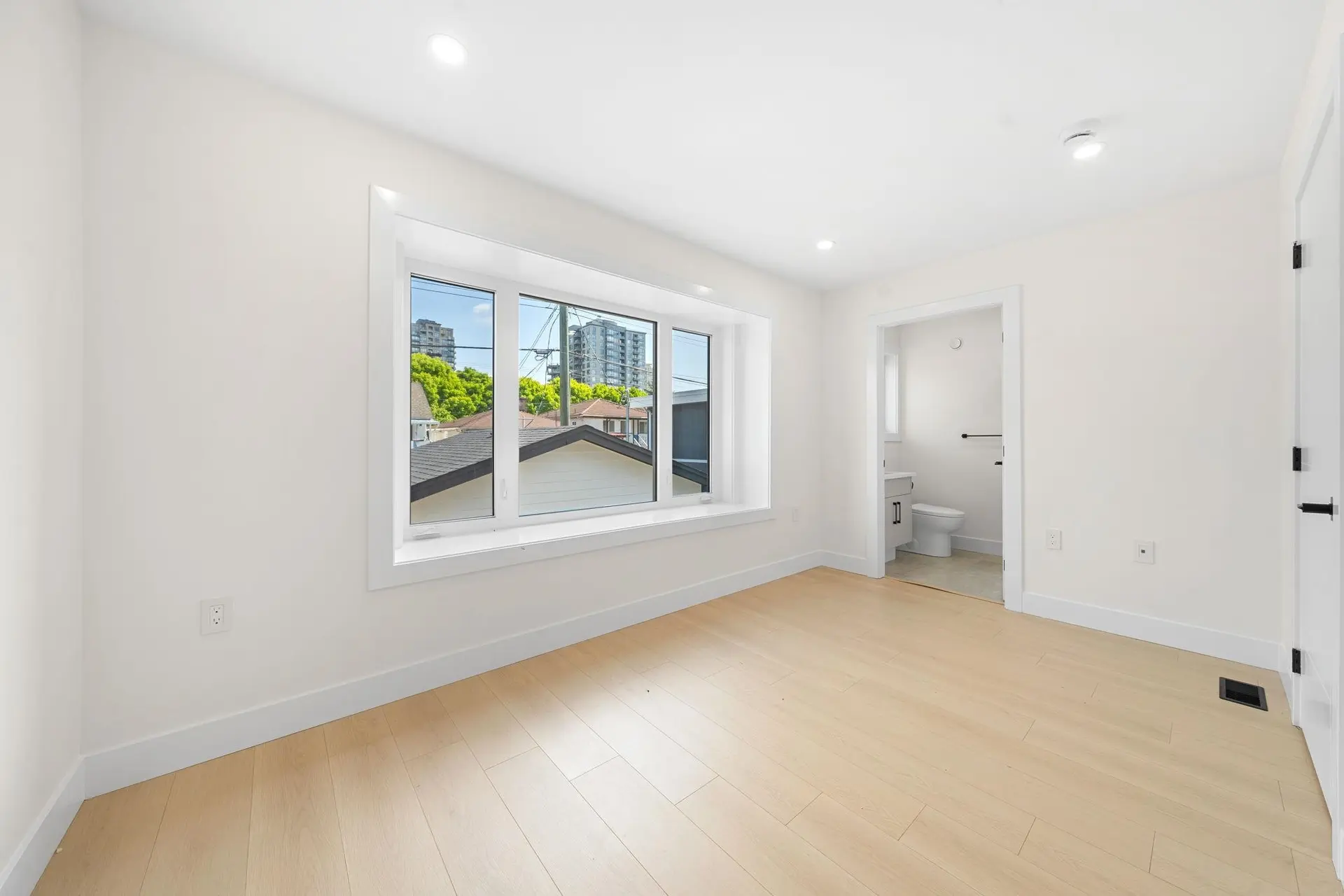 #1 3425 Archimedes Street - Image 11