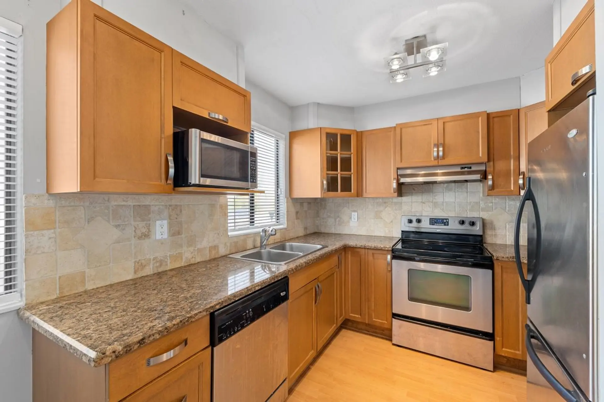 #110 1948 Coquitlam Avenue - Image 12