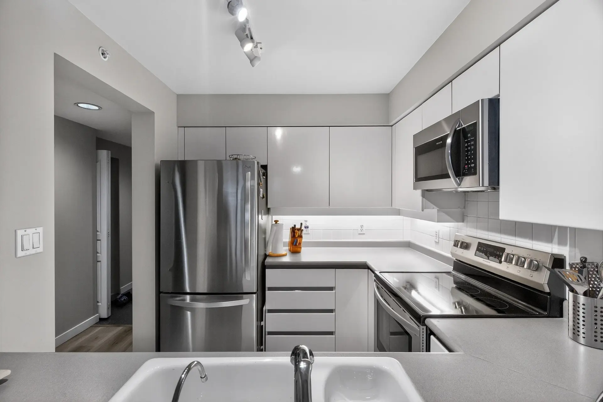 #1602 3071 Glen Drive - Image 3
