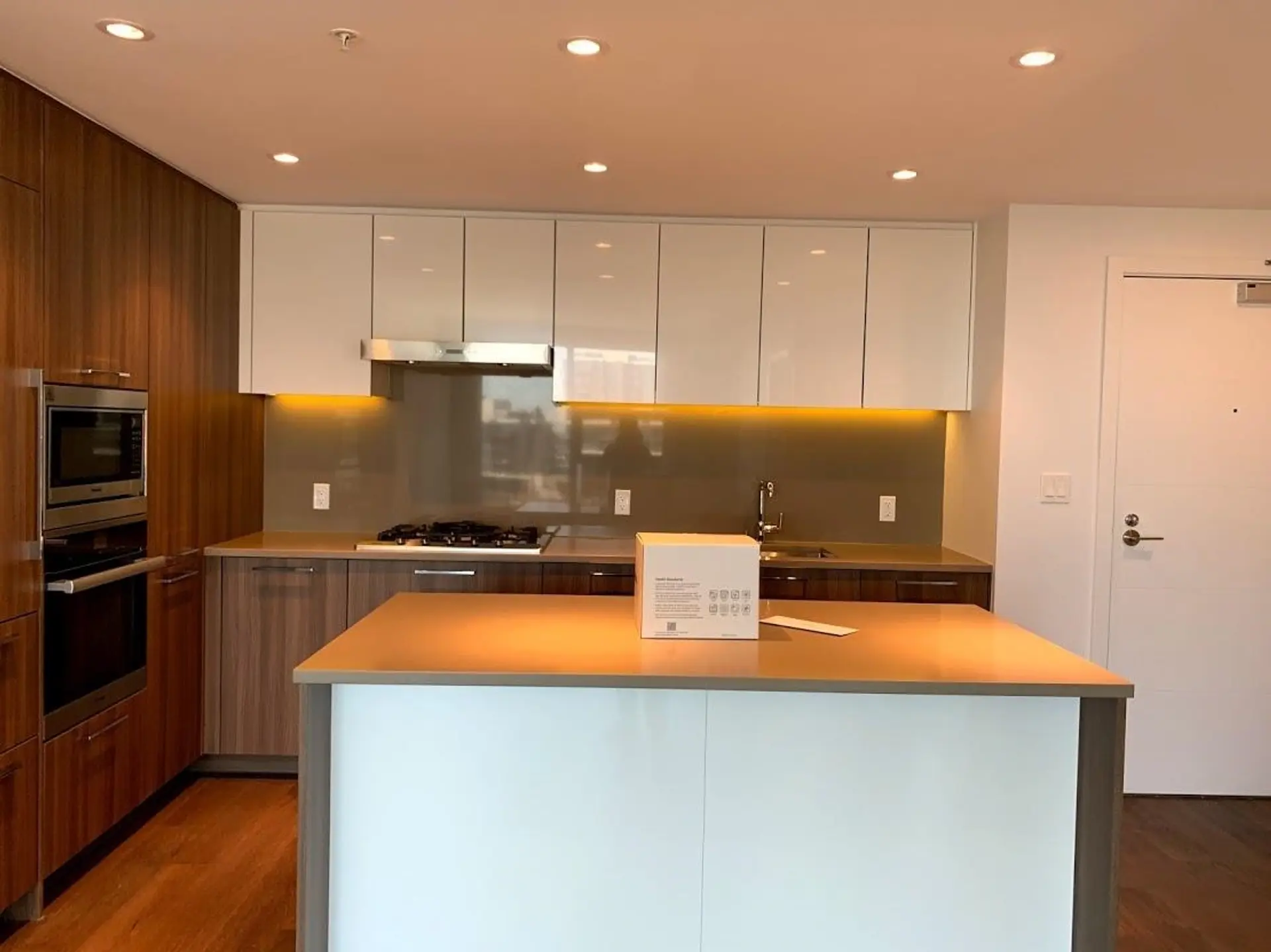 Property at #903 3331 NO. 3 ROAD, Richmond, BC