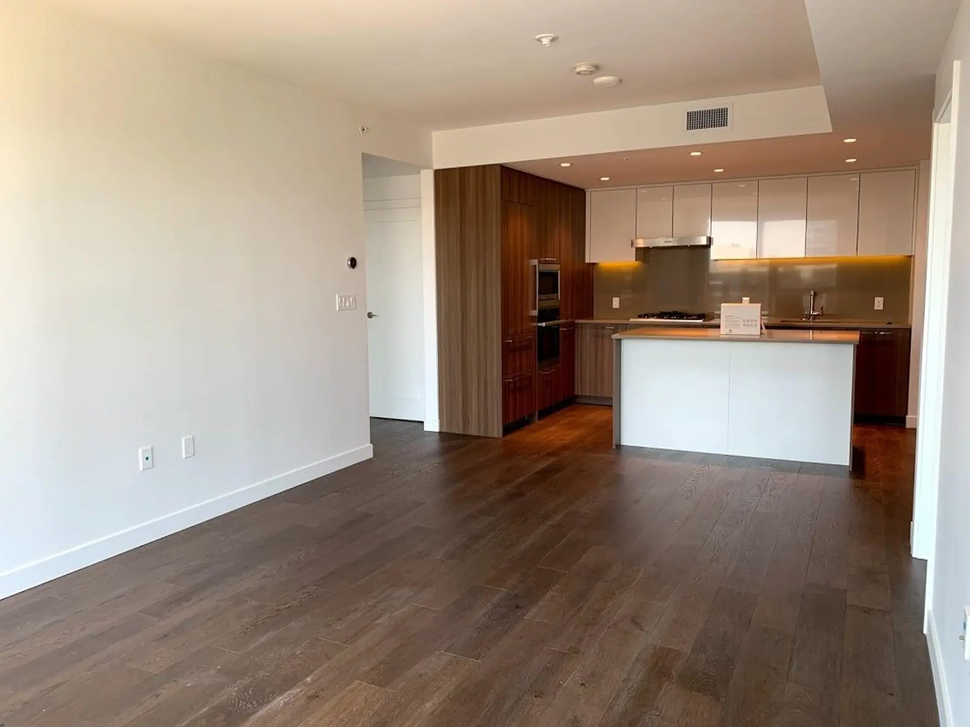 Property at #903 3331 NO. 3 ROAD, Richmond, BC