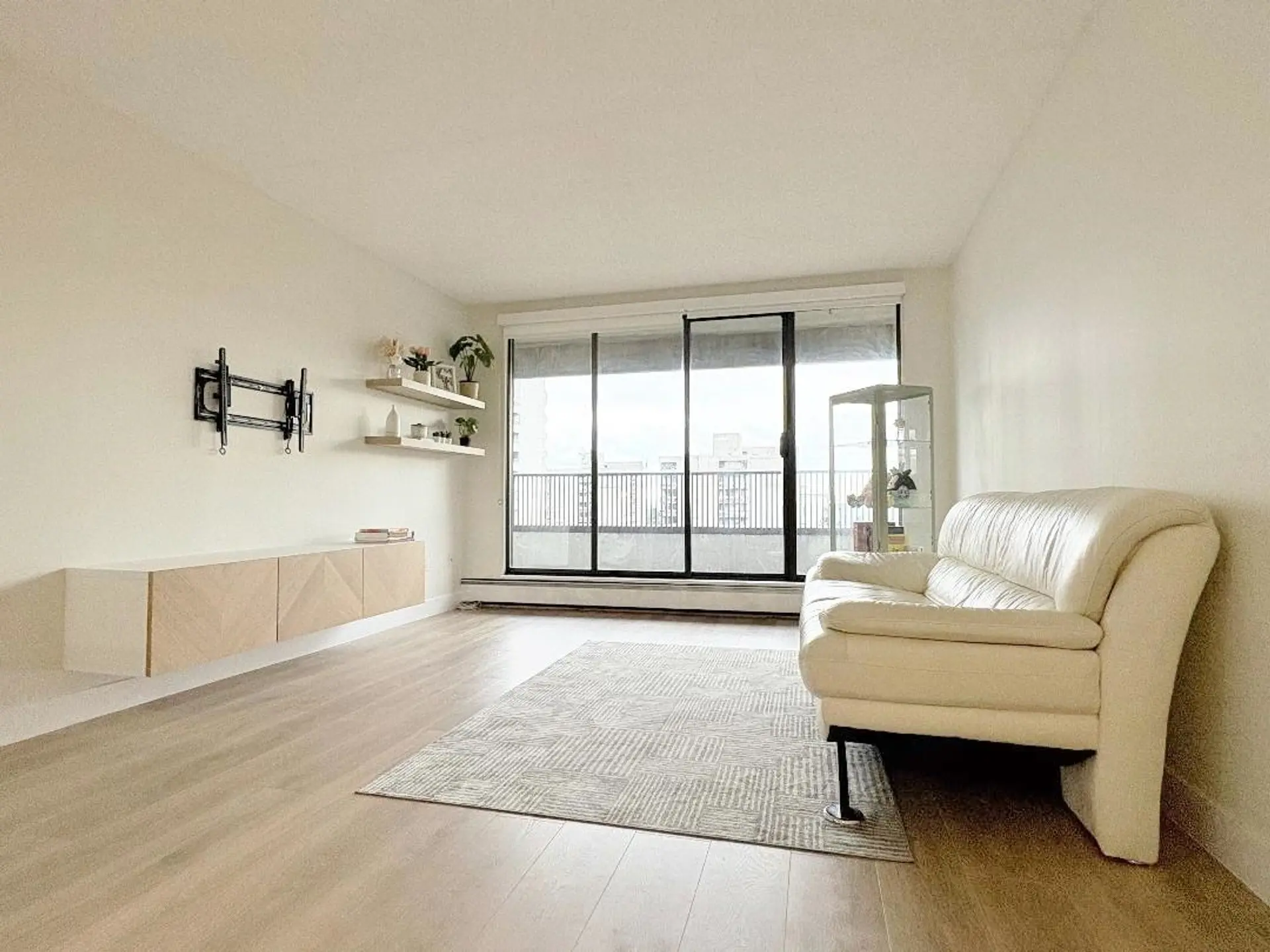 #1006 4194 Maywood Street - Image 2