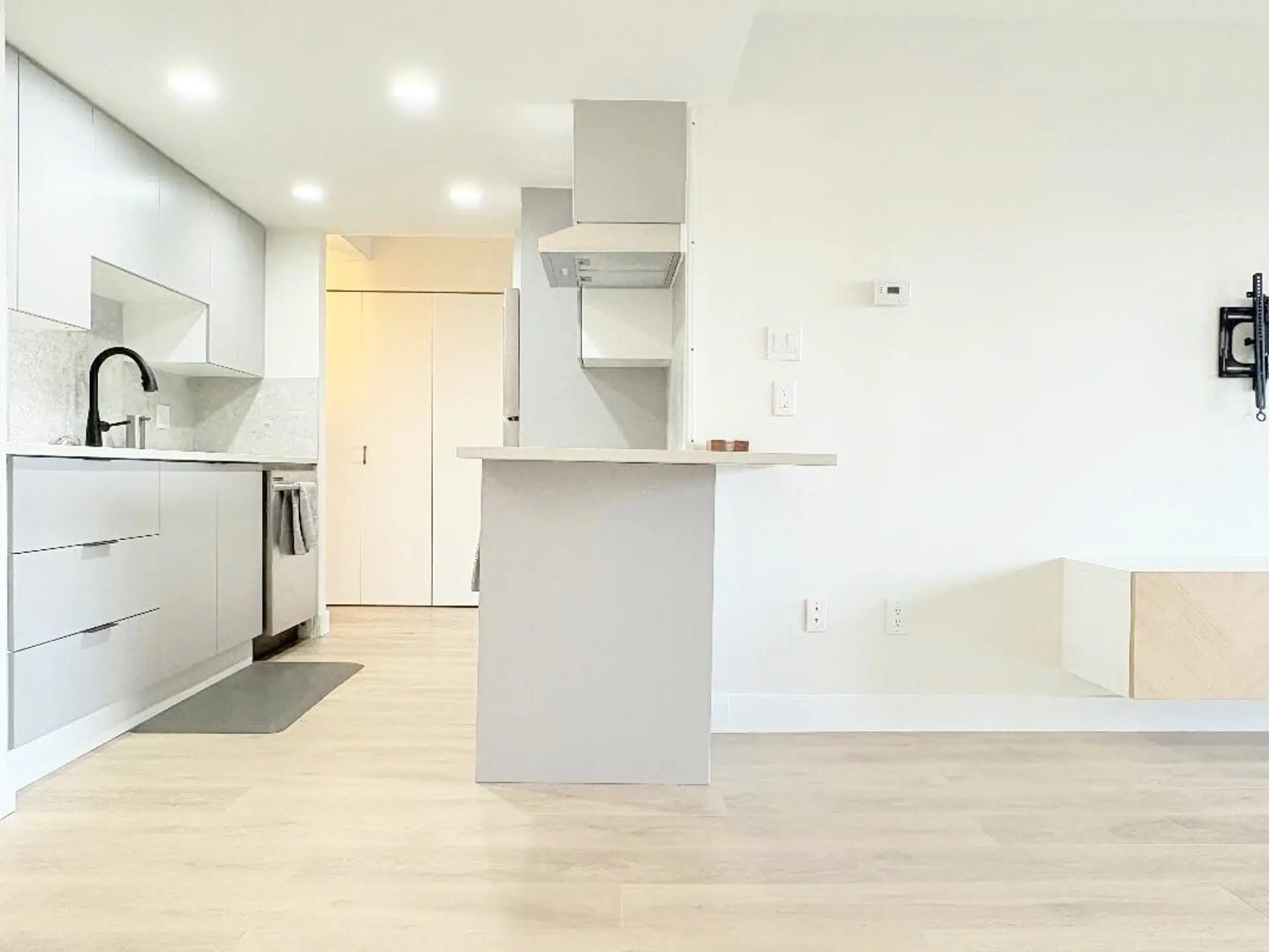 #1006 4194 Maywood Street - Image 9