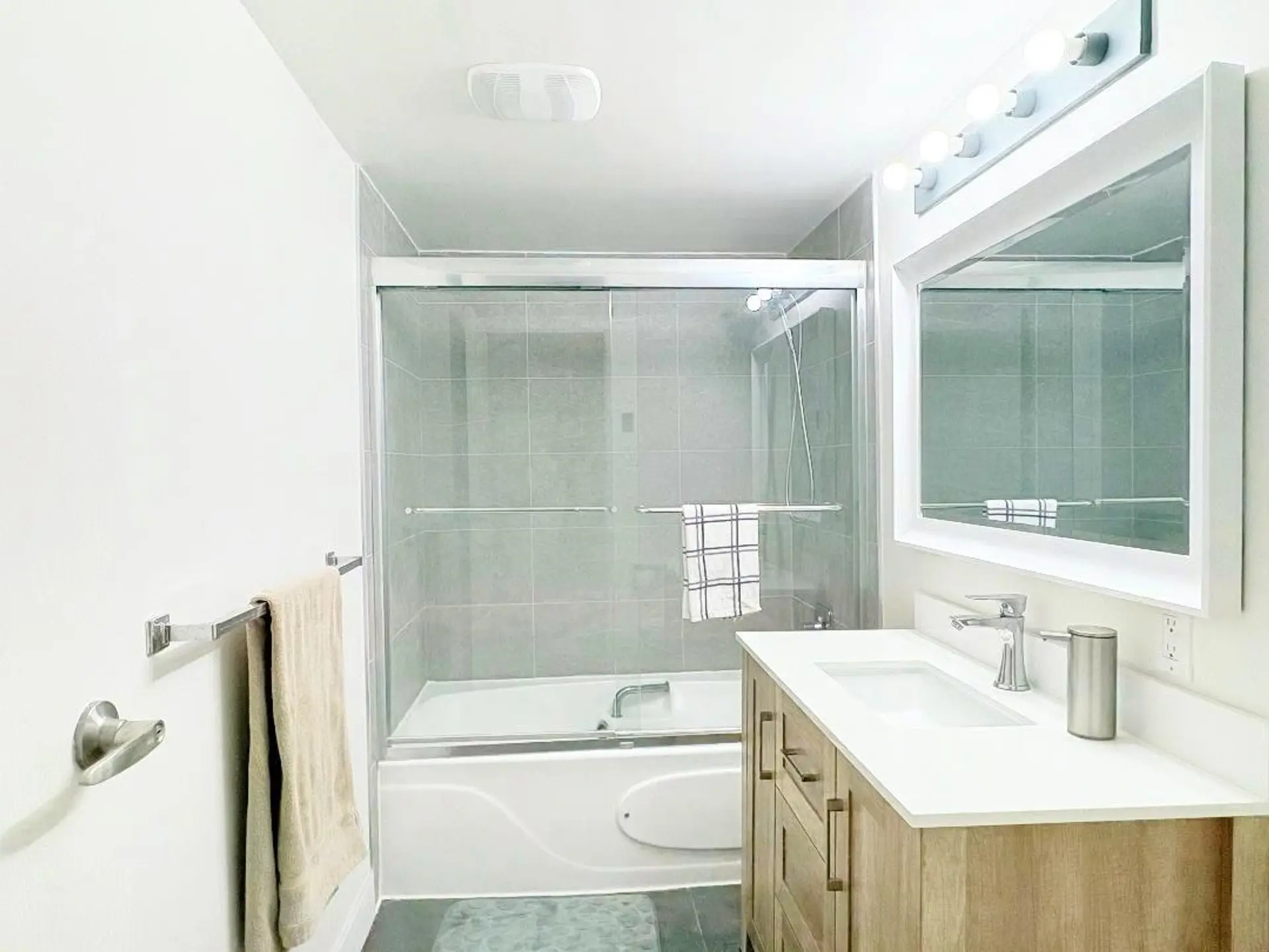 #1006 4194 Maywood Street - Image 14