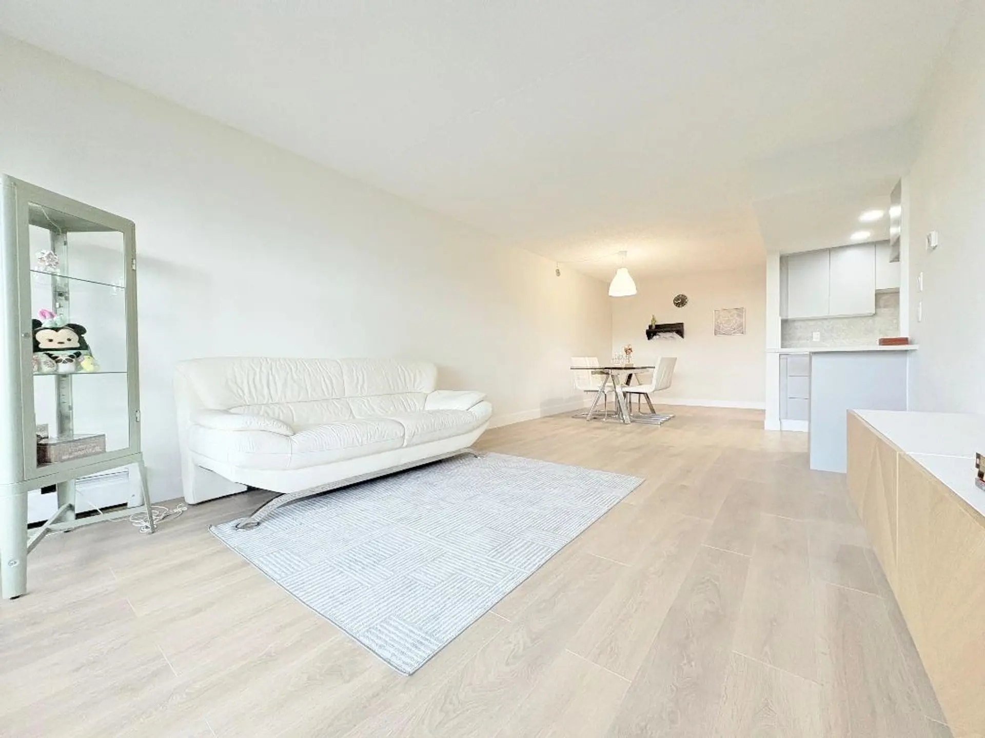 #1006 4194 Maywood Street - Image 4