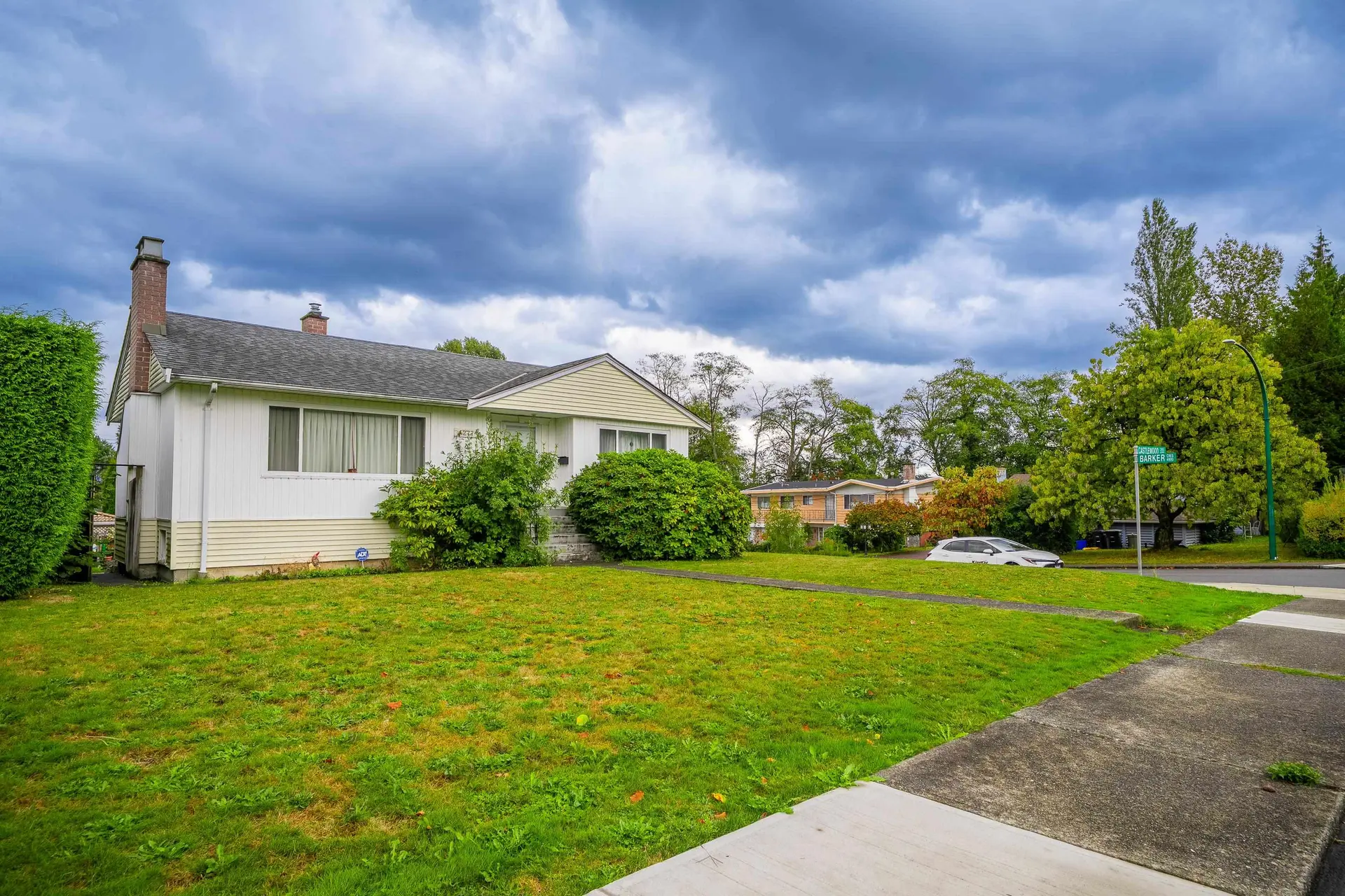 4277 Castlewood Crescent - Image 2