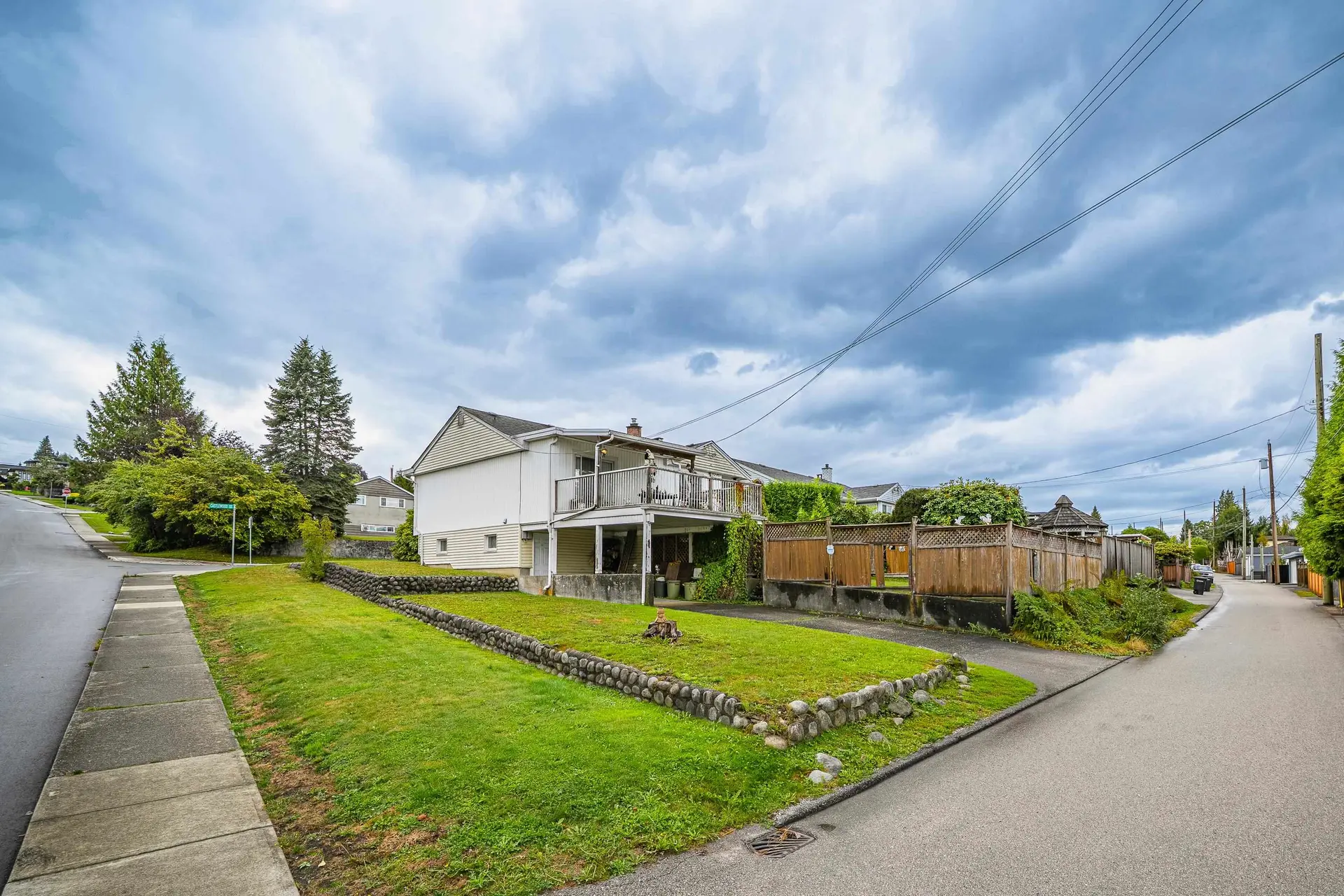 4277 Castlewood Crescent - Image 3