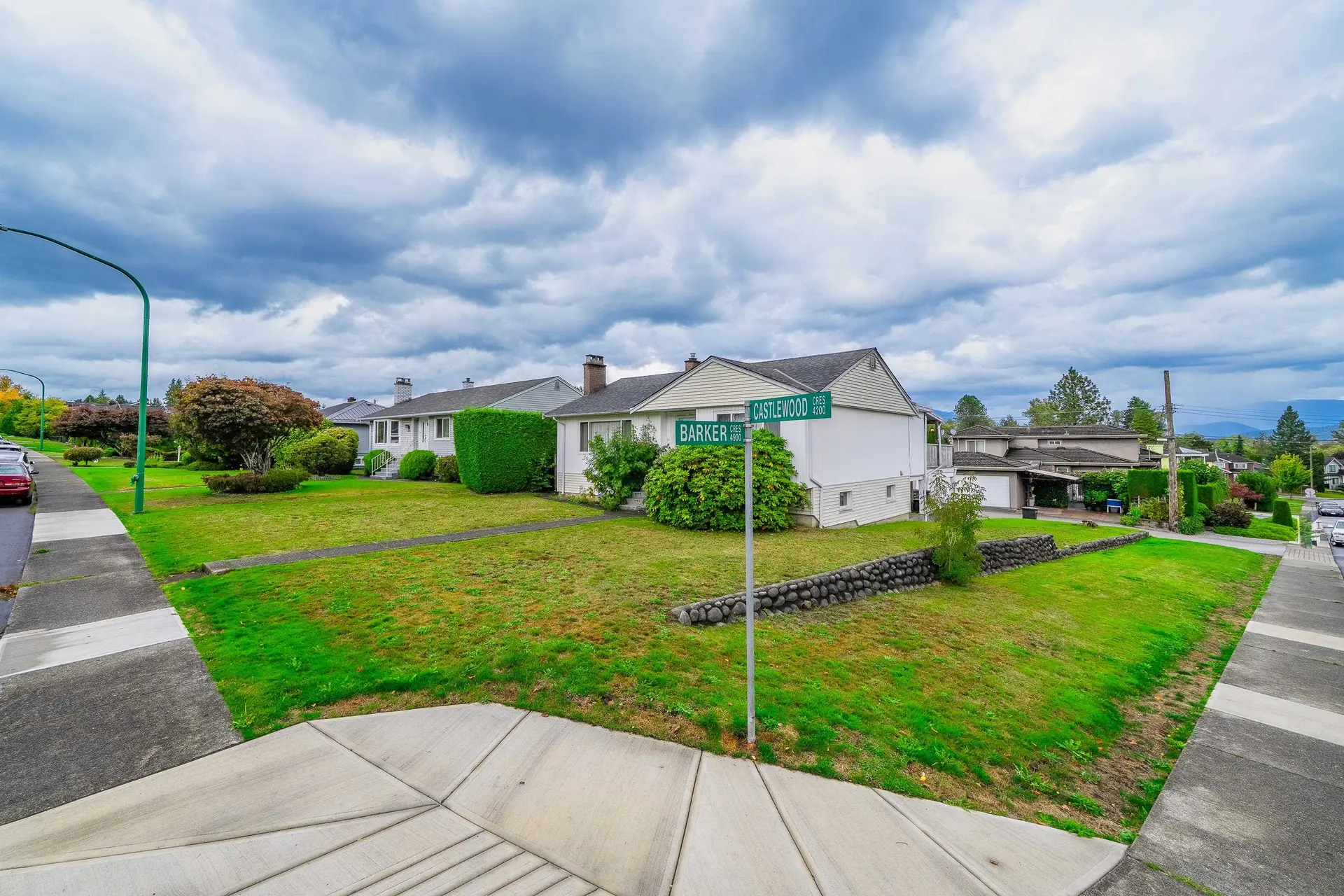 4277 Castlewood Crescent - Image 1
