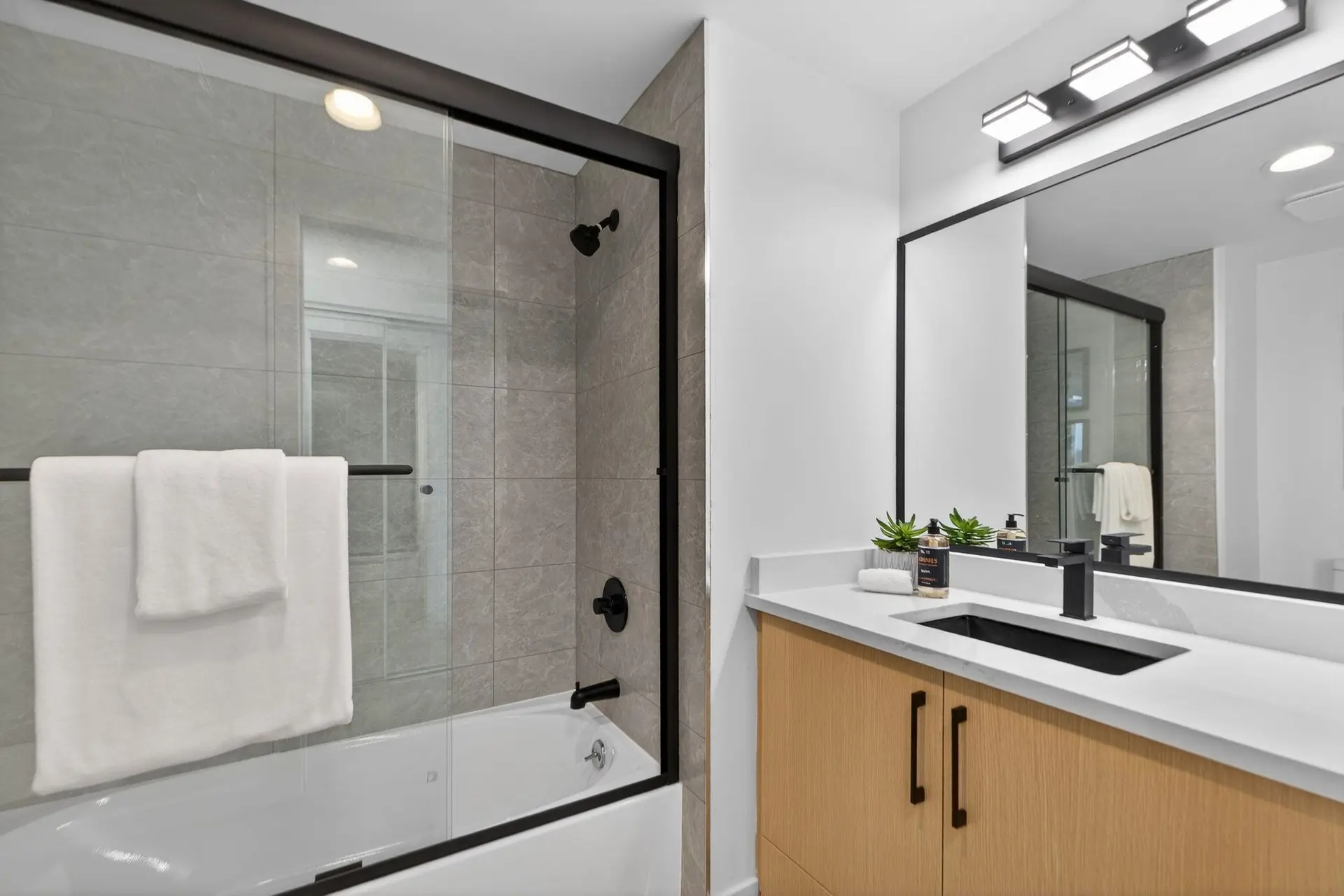 #1105 9623 Manchester Drive - Image 11