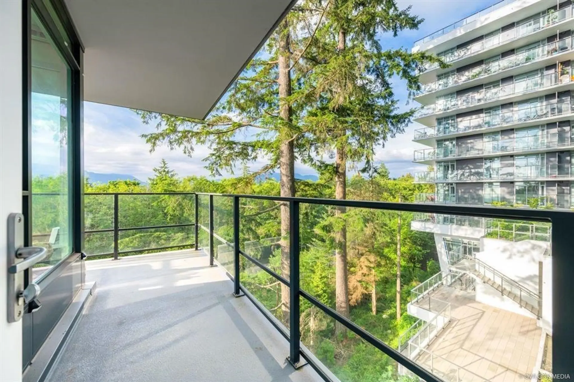 #303 8850 University Crescent - Image 12