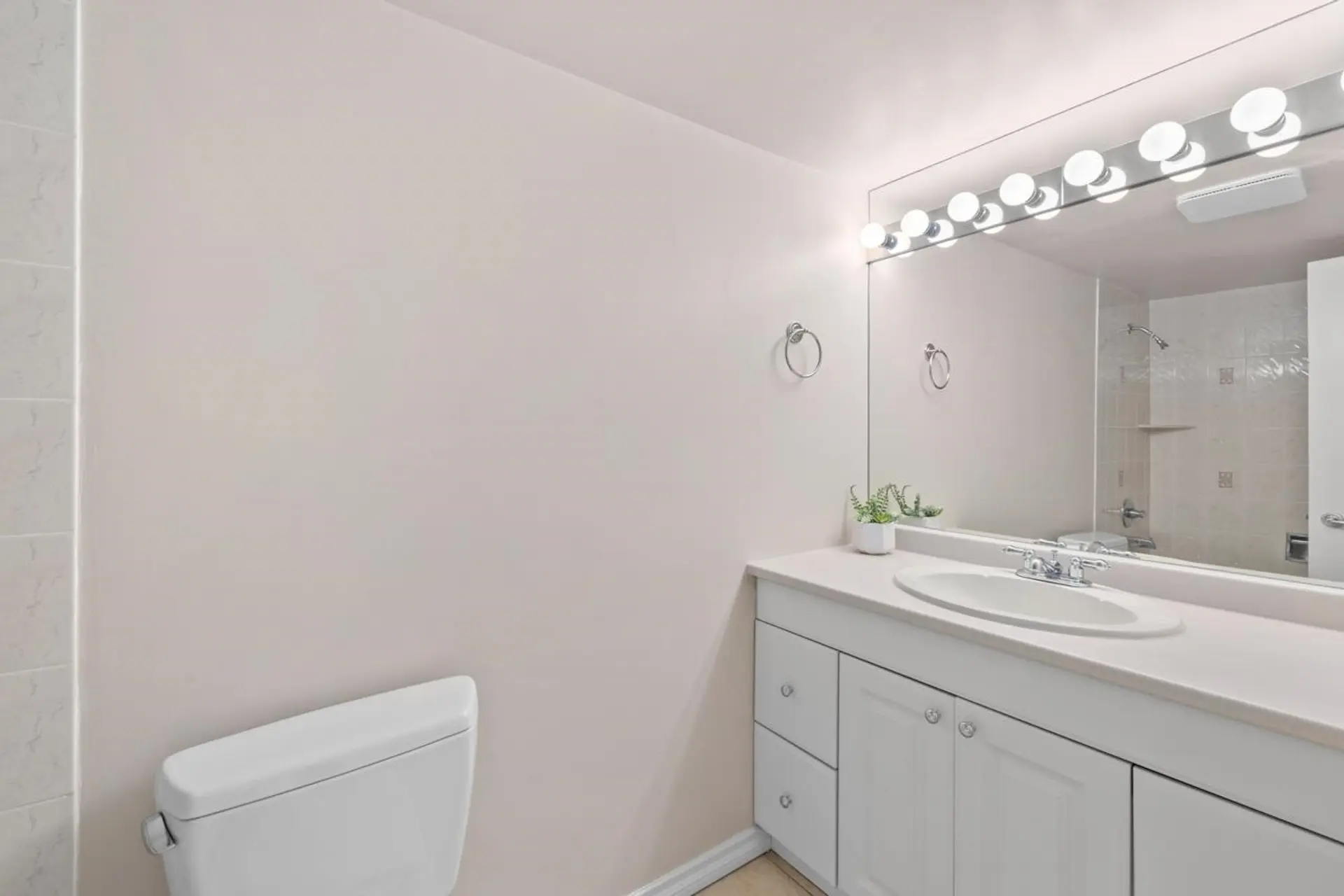 #314 250 W 1st Street - Image 11