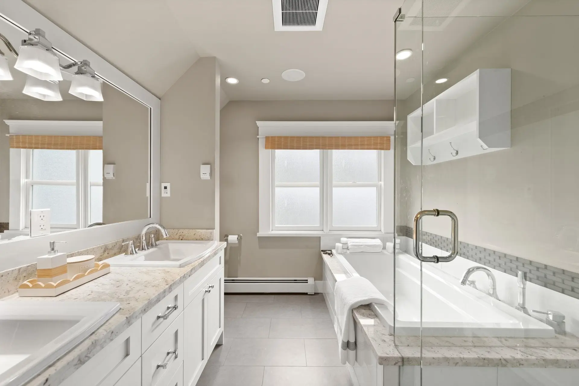 2576 Oxford Street - Image 14