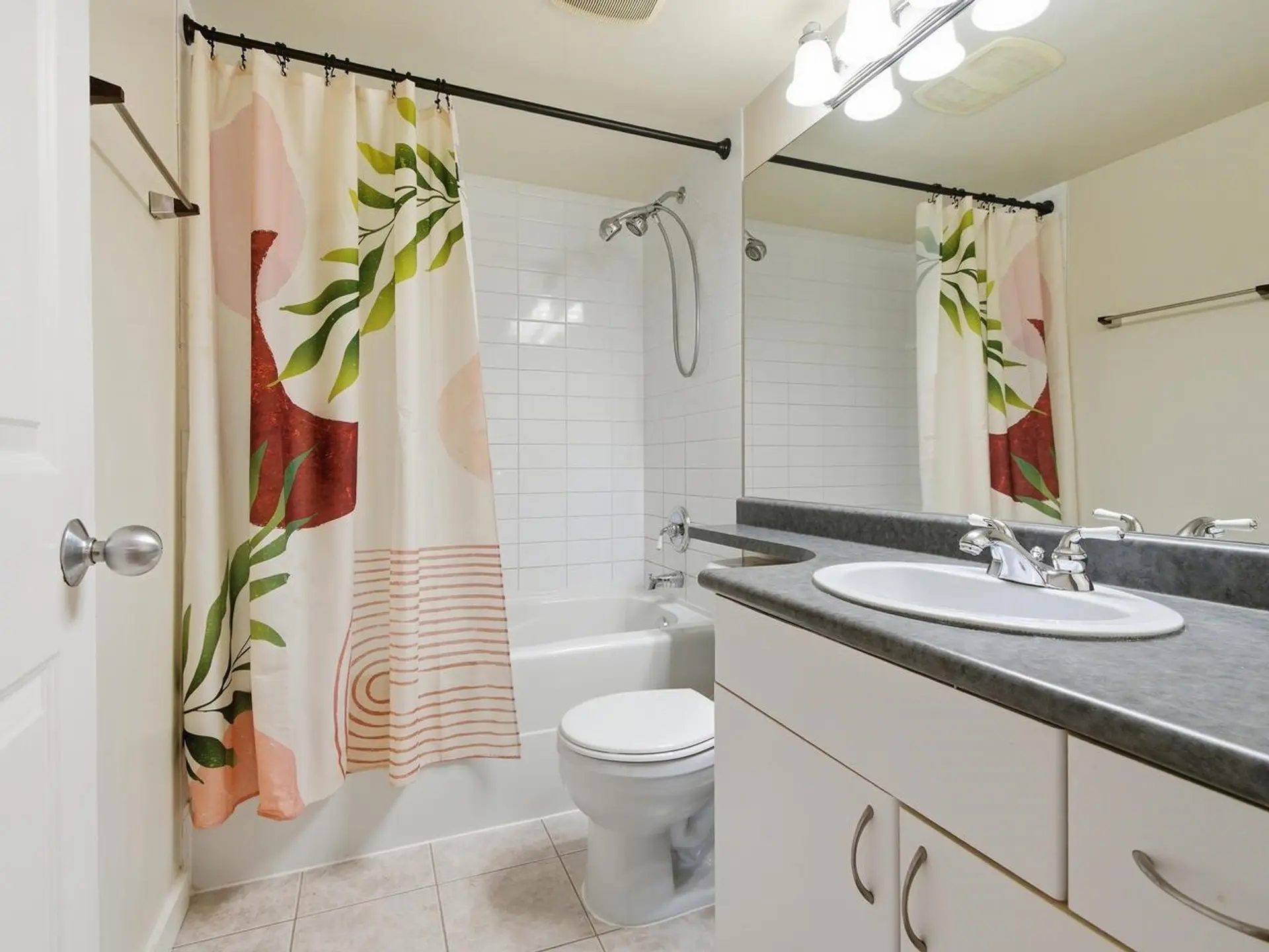 #208 38 Seventh Avenue - Image 9