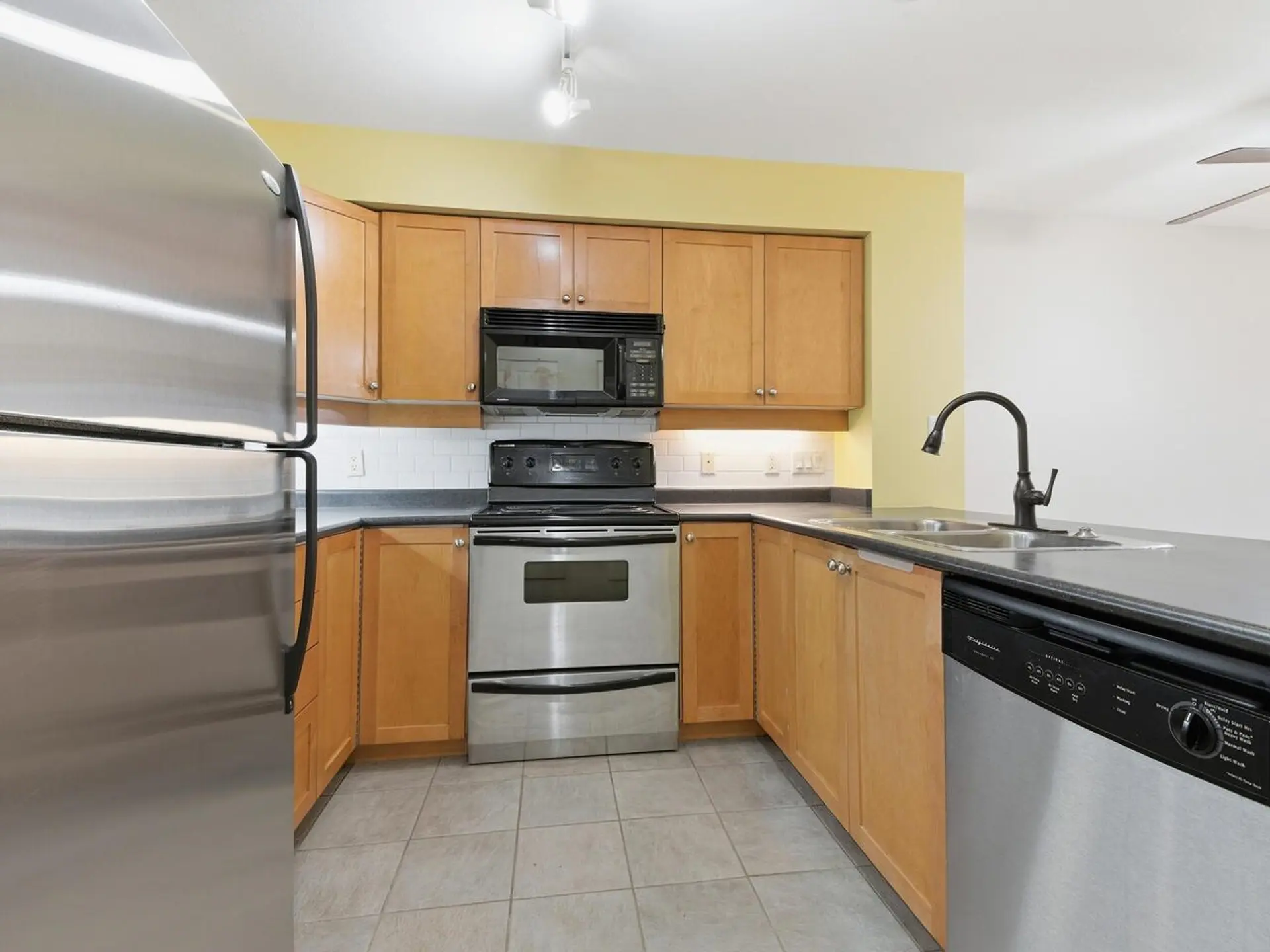 #208 38 Seventh Avenue - Image 4