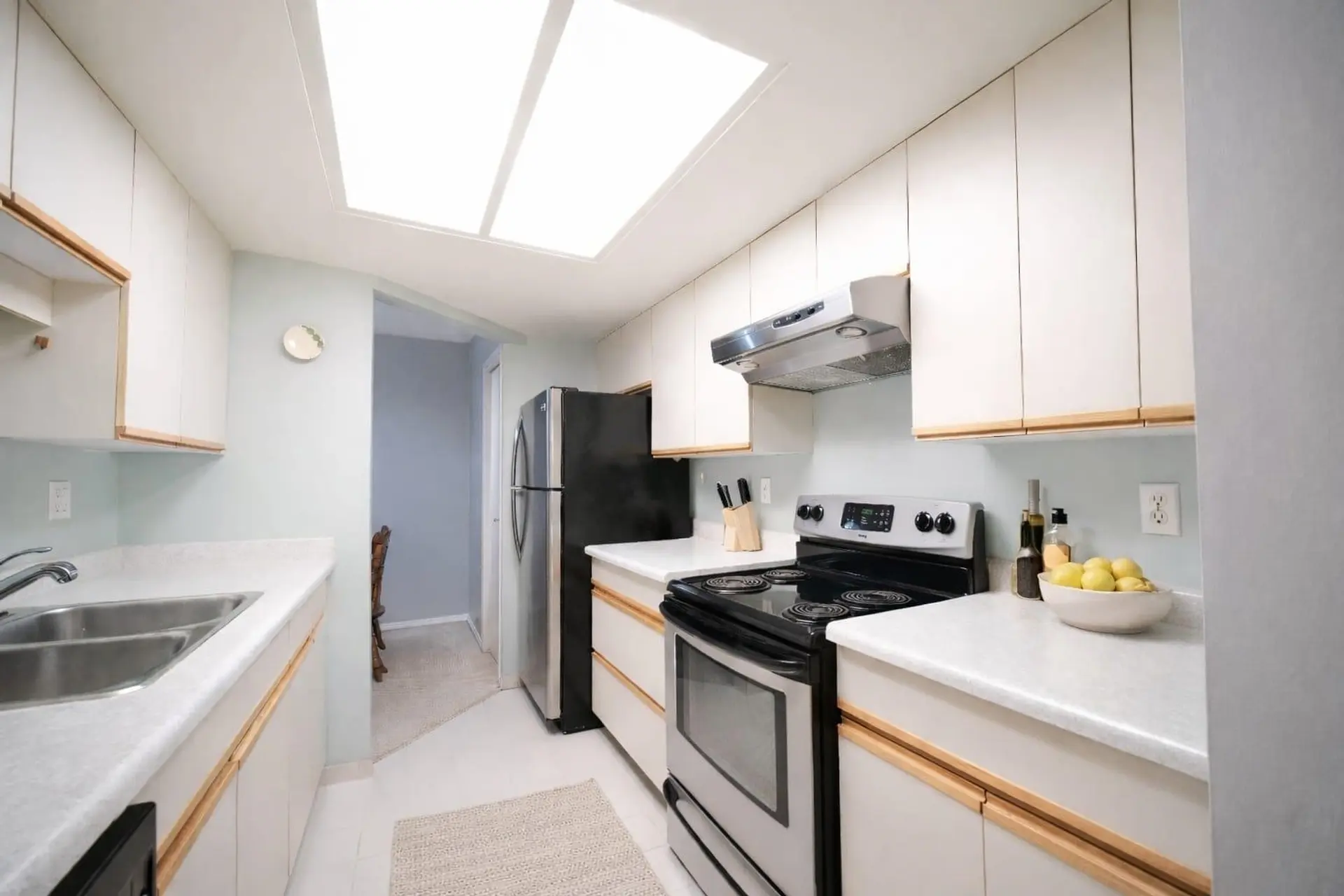 #411 2915 Glen Drive - Image 4