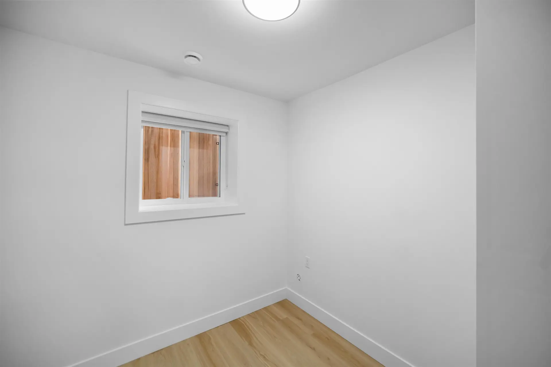2076 E 50th Avenue - Image 12