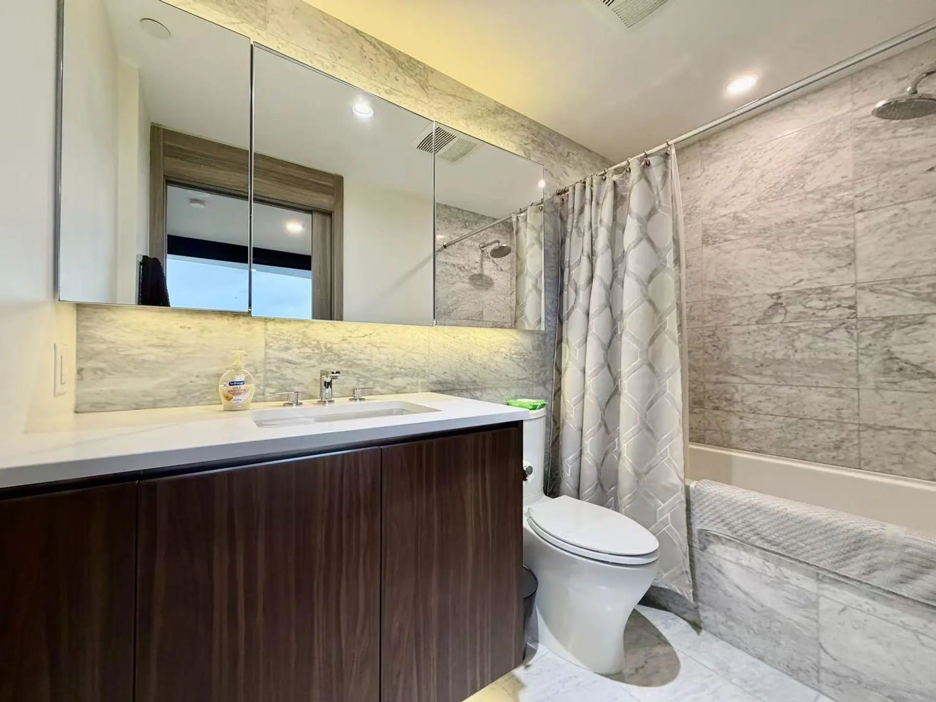 #2812 89 Nelson Street - Image 16