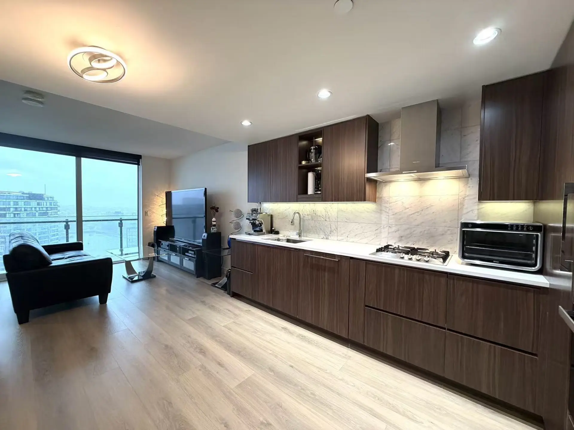 #2812 89 Nelson Street - Image 4