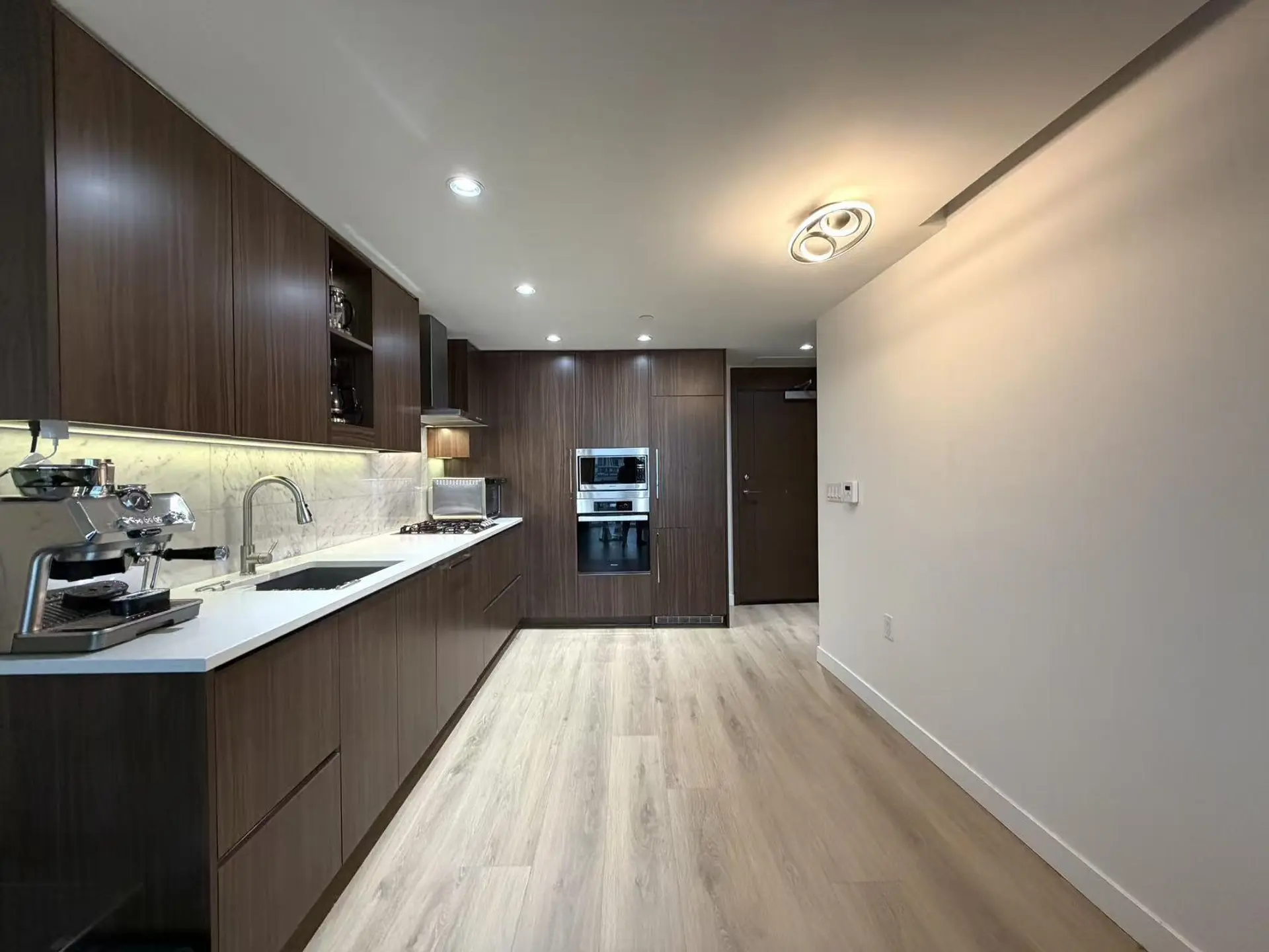 #2812 89 Nelson Street - Image 8