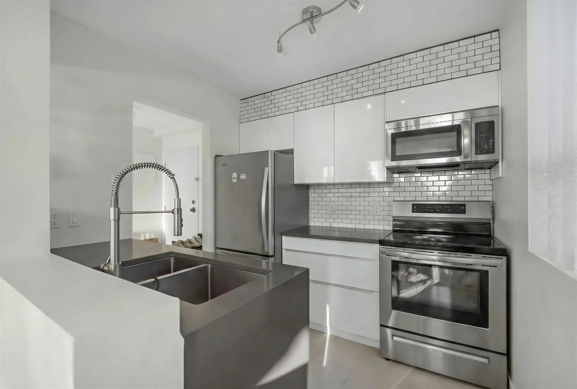 Property at #502 1737 DUCHESS AVENUE, West Vancouver, BC