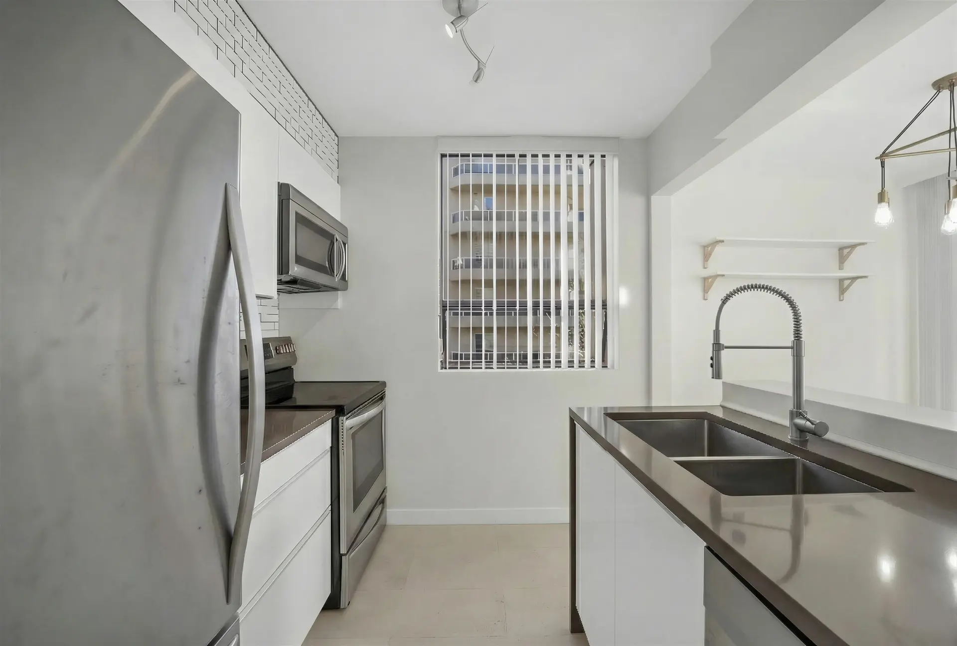 Property at #502 1737 DUCHESS AVENUE, West Vancouver, BC