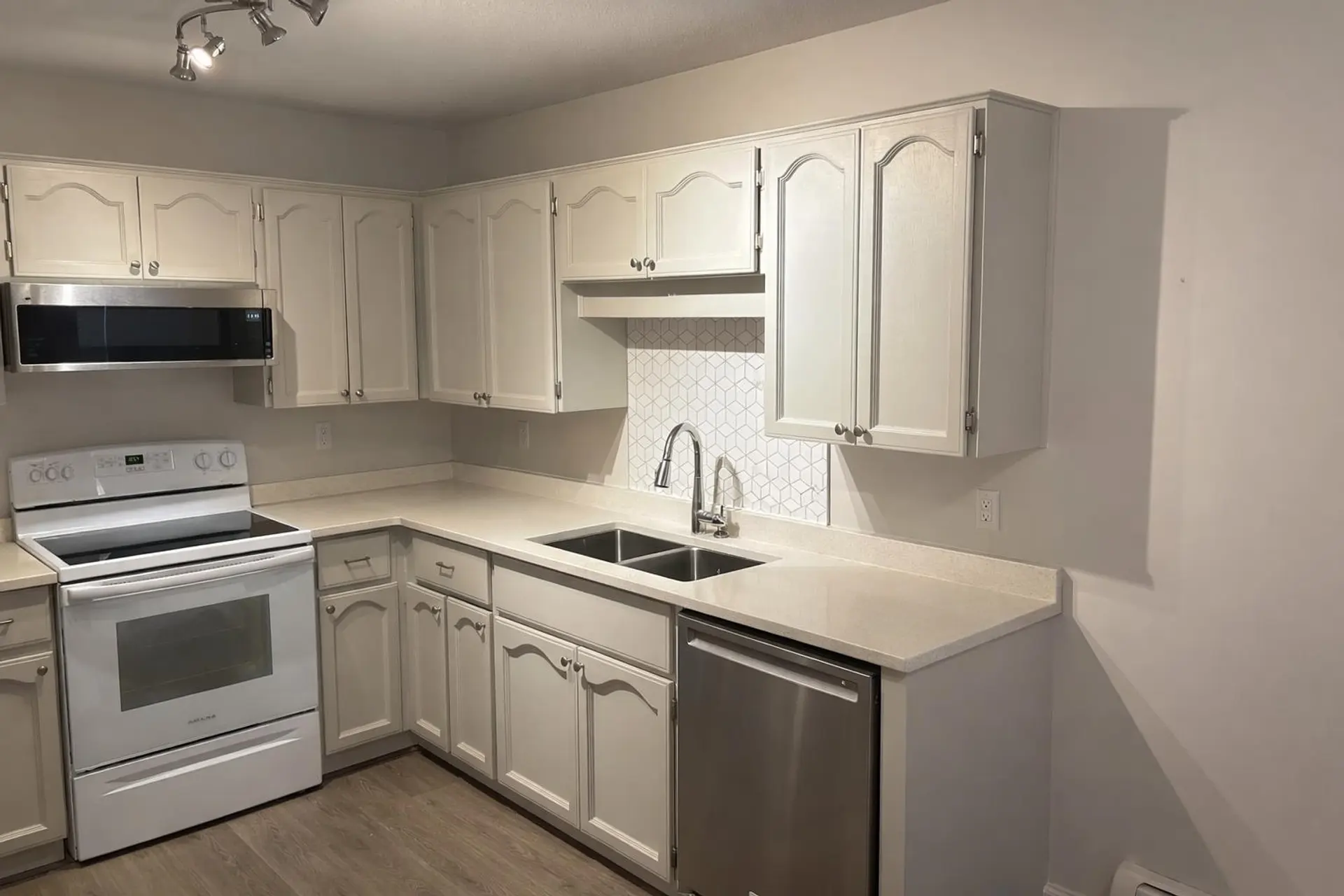 Property at #101 33401 MAYFAIR AVENUE, Abbotsford, BC