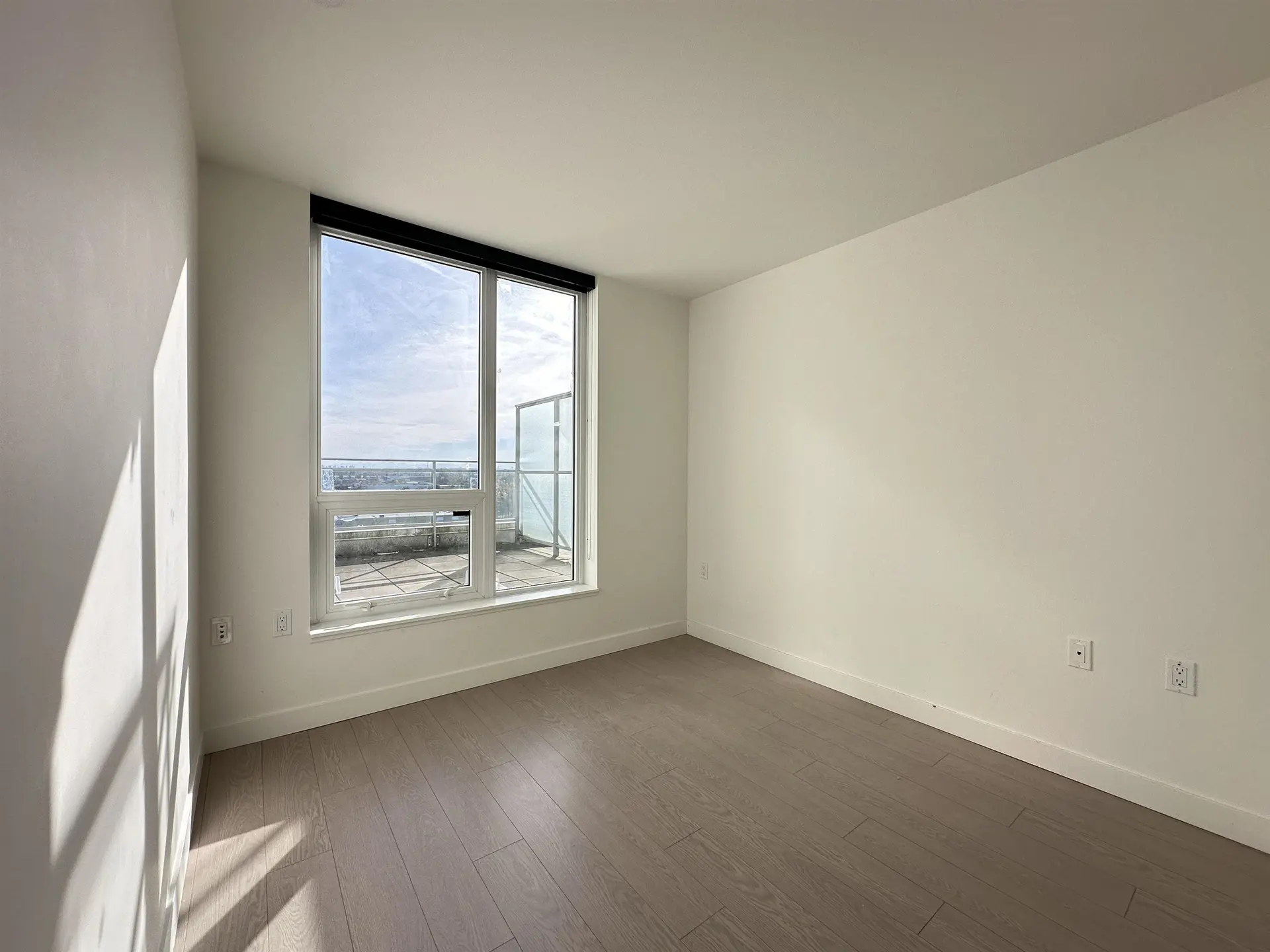 #1009 455 SW Marine Drive - Image 3