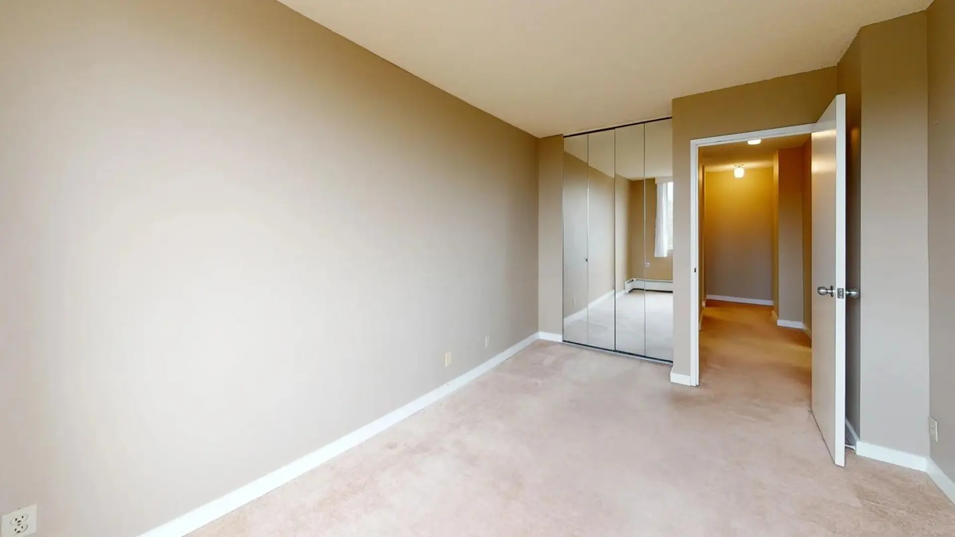 #1602 2016 Fullerton Avenue - Image 16