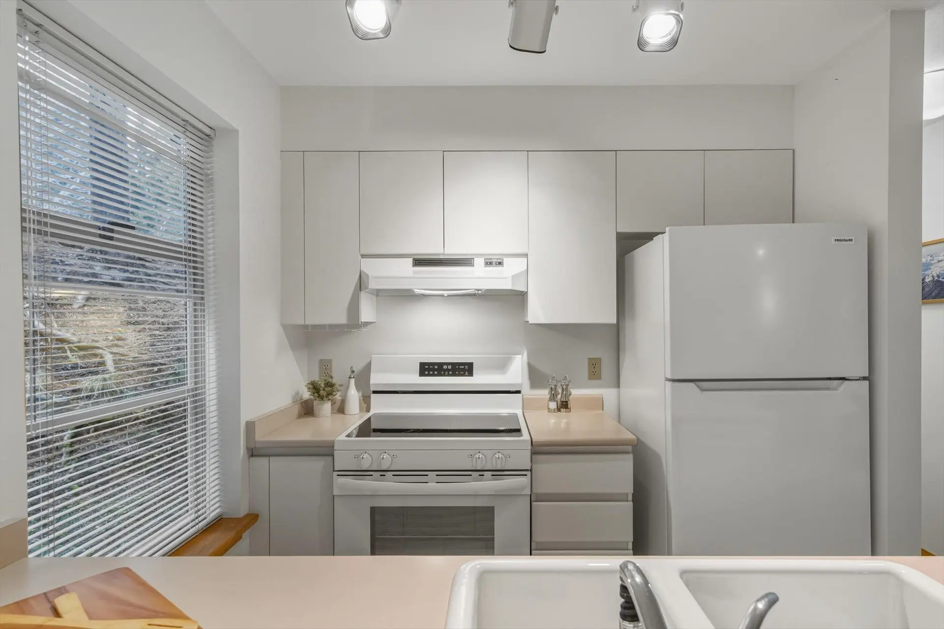 #1102 3050 Hillcrest Drive - Image 8