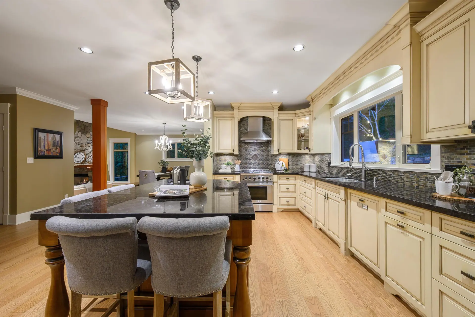 Property at 3402 ANNE MACDONALD WAY, North Vancouver, BC