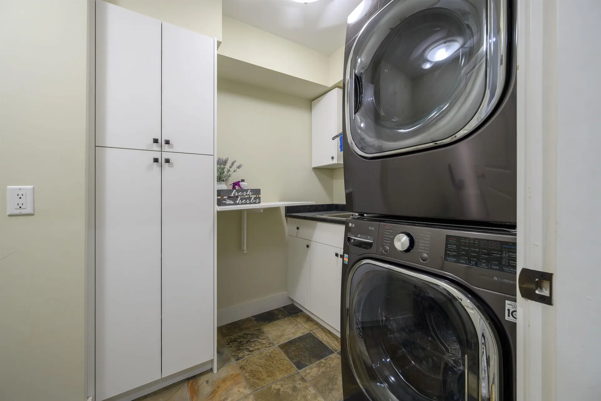 Property at 3402 ANNE MACDONALD WAY, North Vancouver, BC