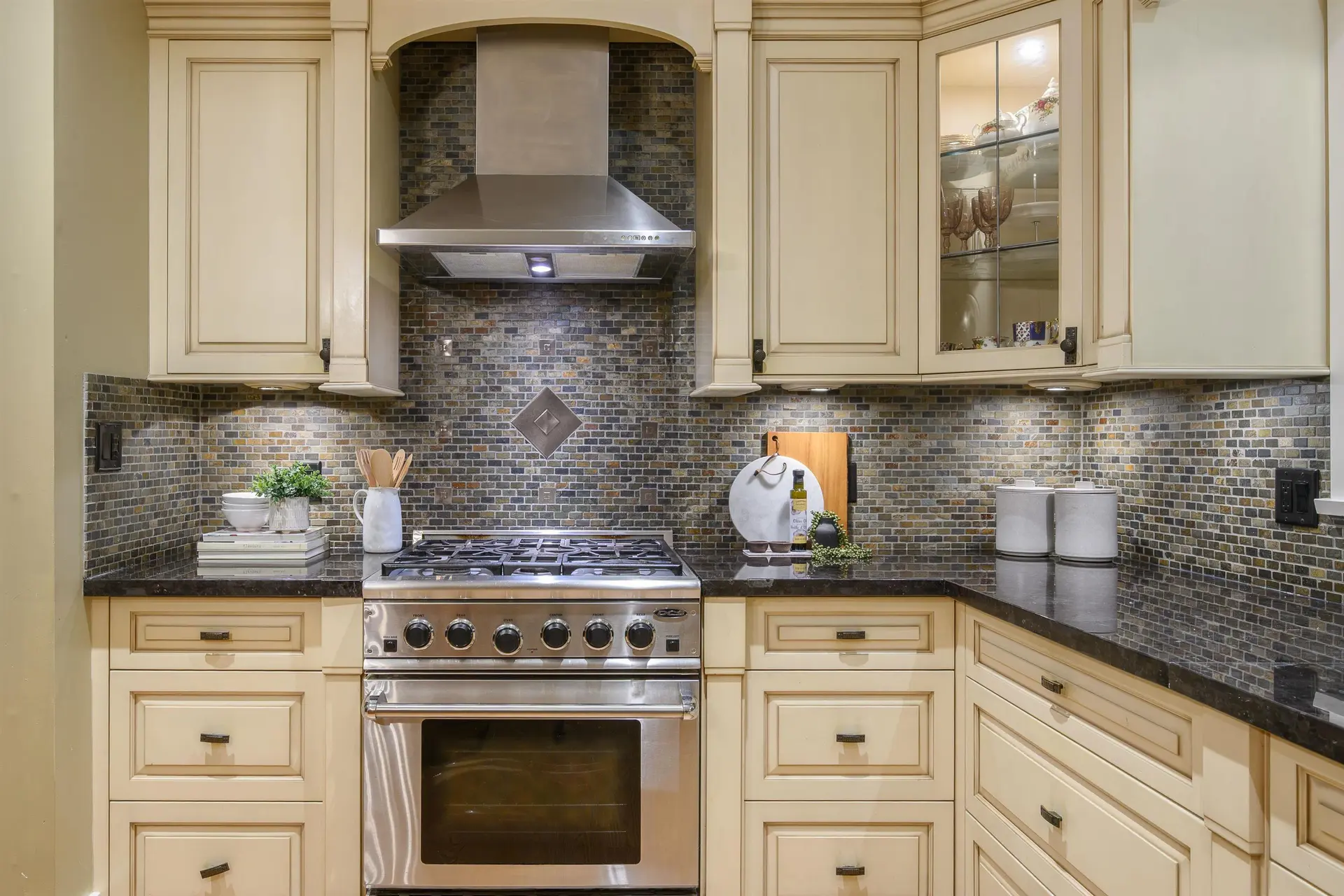 Property at 3402 ANNE MACDONALD WAY, North Vancouver, BC