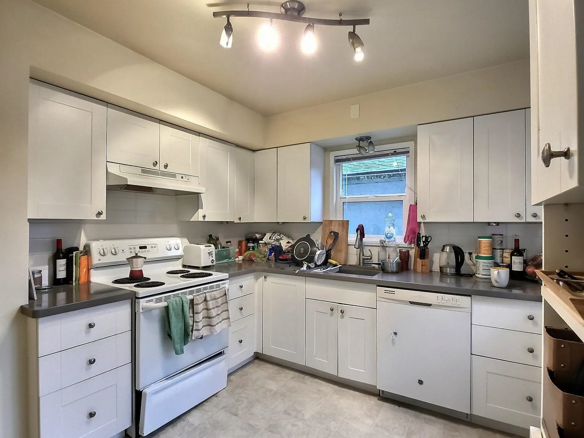 1621 Adanac Street - Image 9